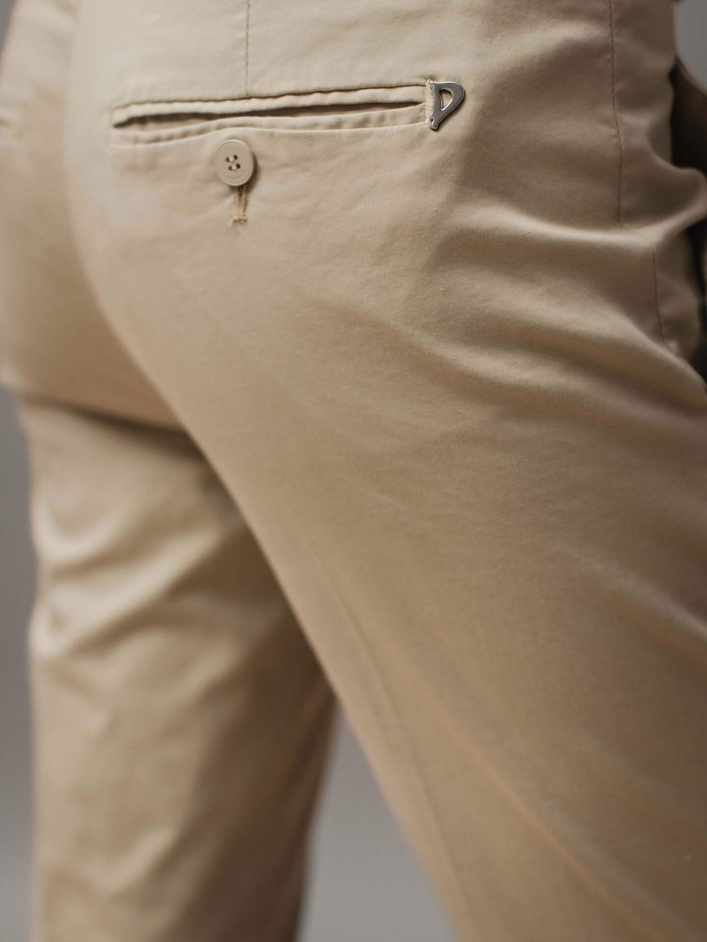 Detailansicht von Cropped Chinohose aus Baumwolle von DONDUP