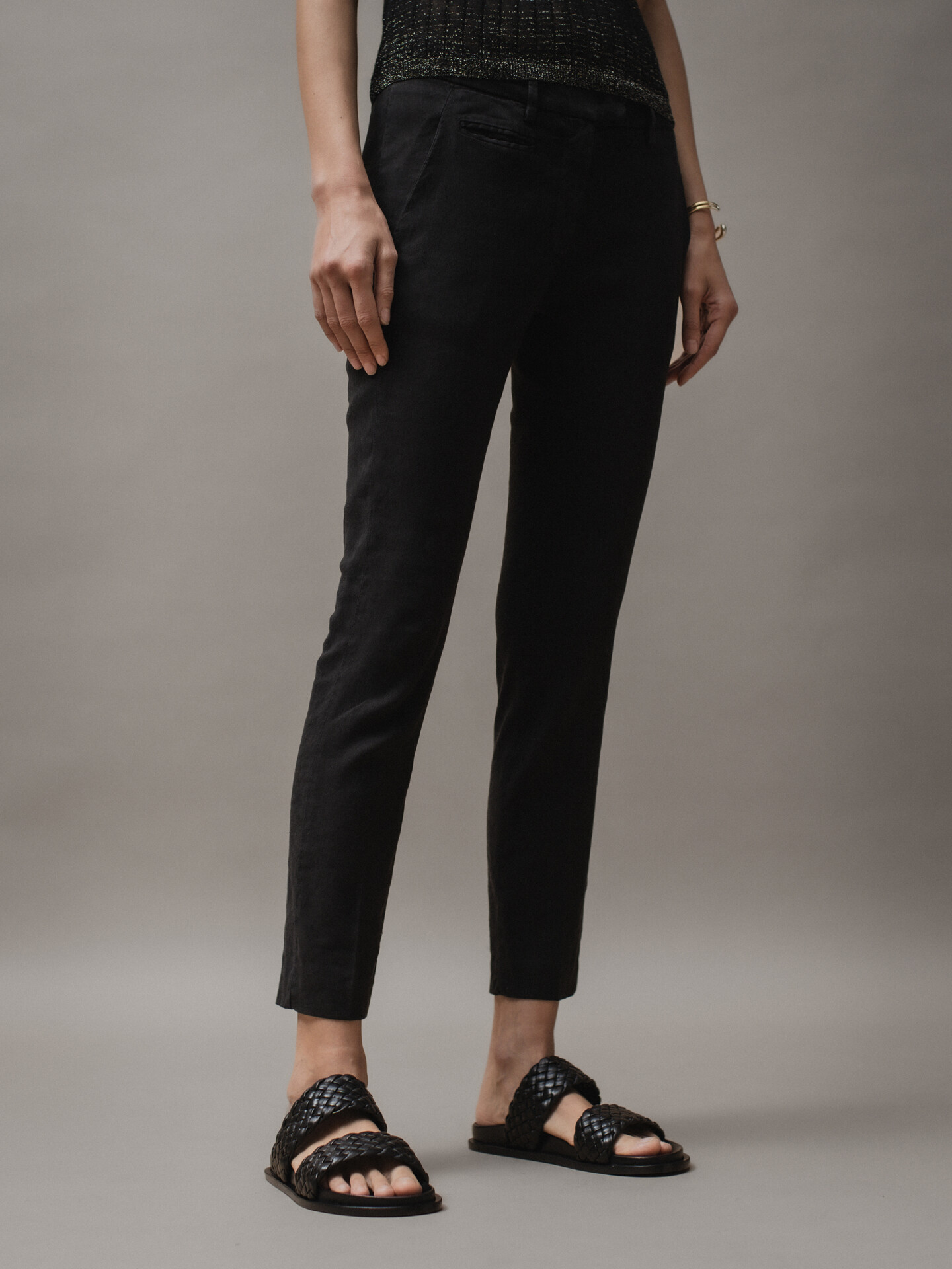 Detailansicht von Chinohose aus Leinen von DONDUP