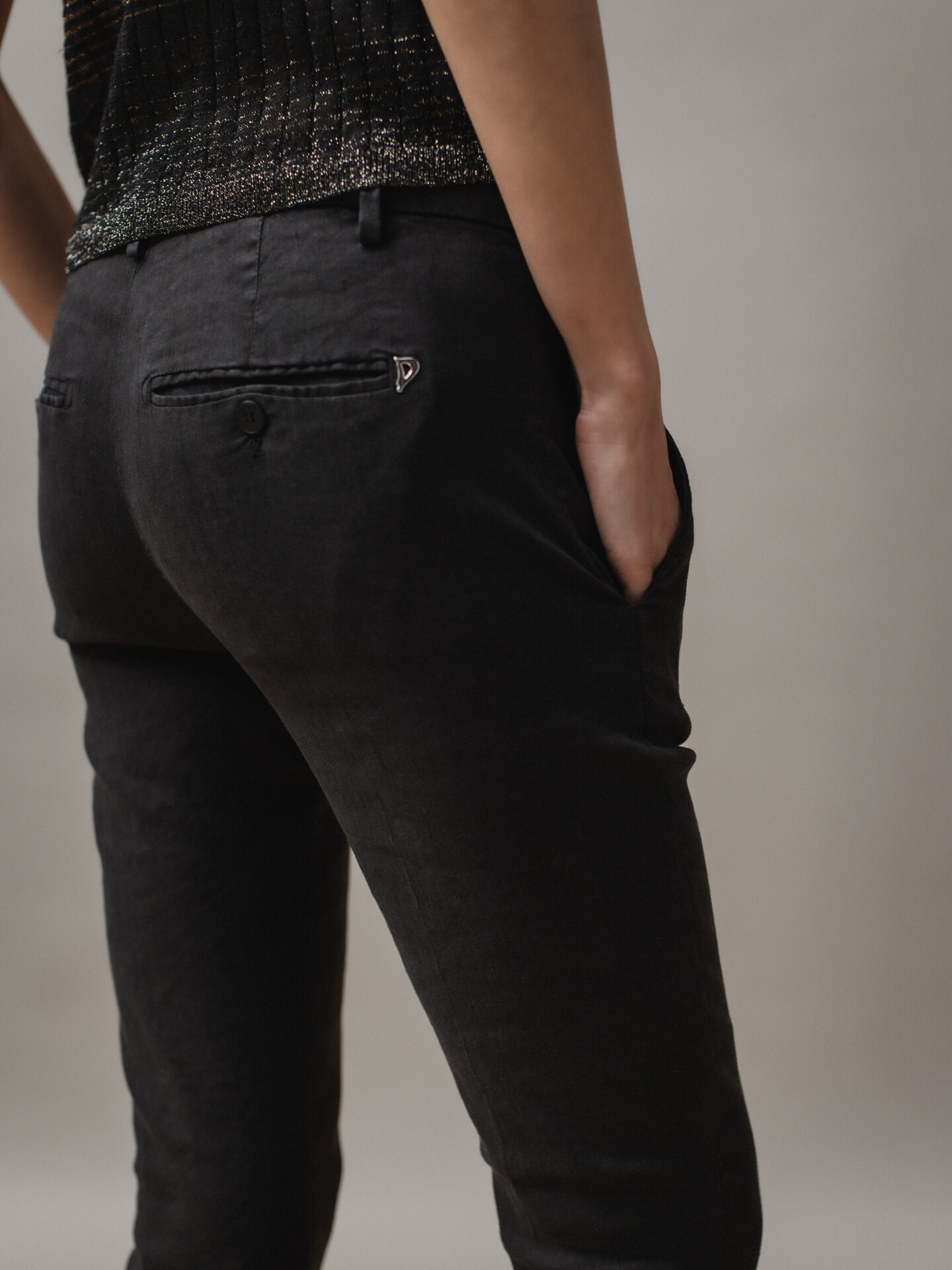 Detailansicht von Chinohose aus Leinen von DONDUP