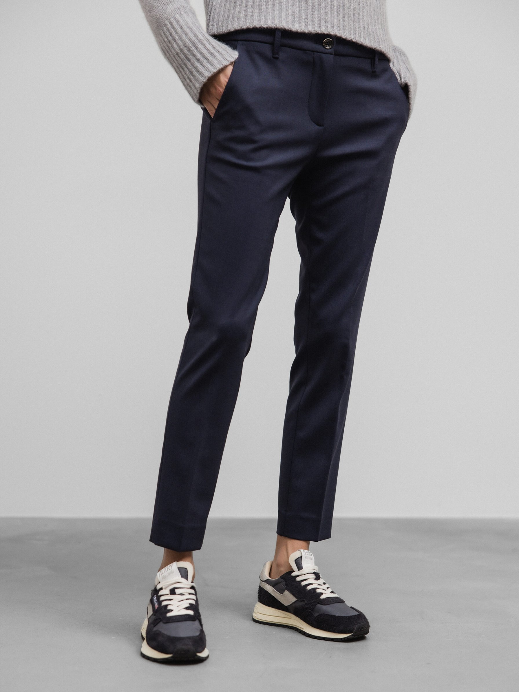 Detailansicht von Chinohose aus Schurwolle von NINE IN THE MORNING