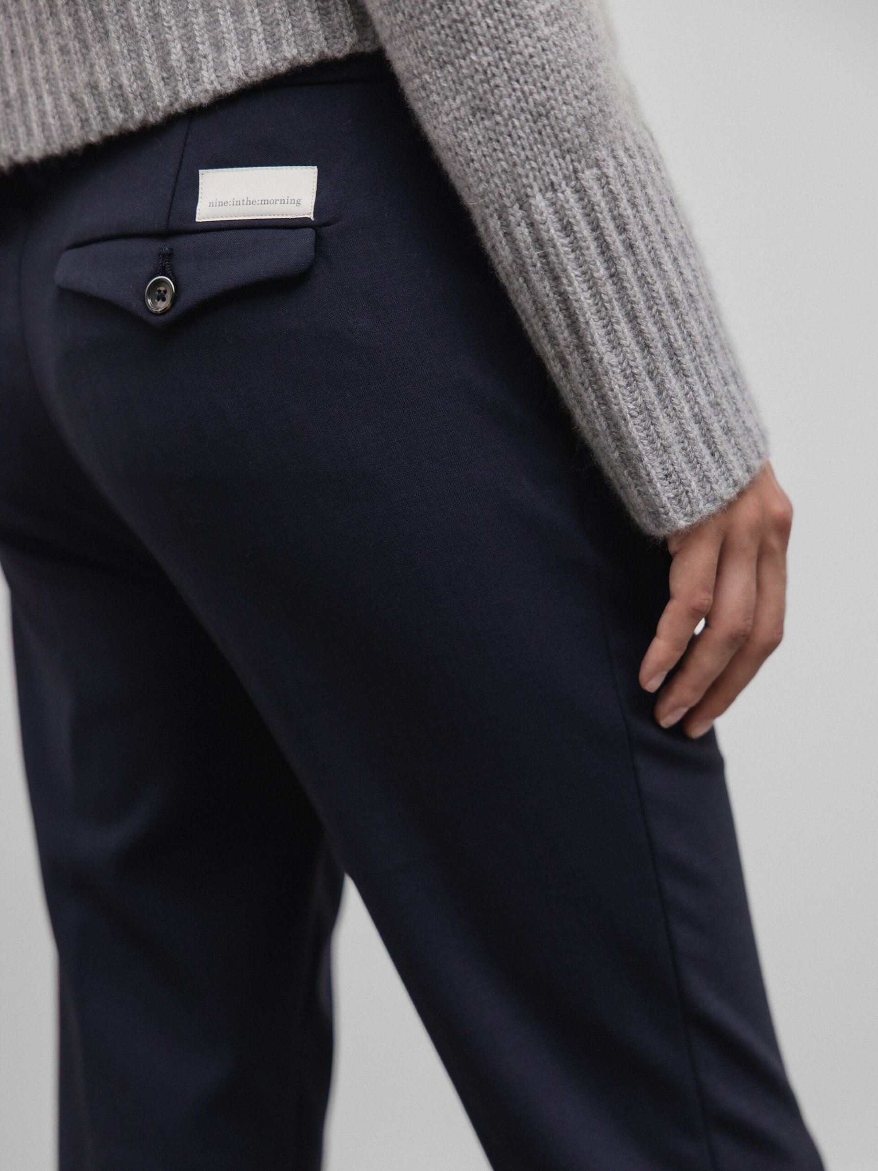 Detailansicht von Chinohose aus Schurwolle von NINE IN THE MORNING