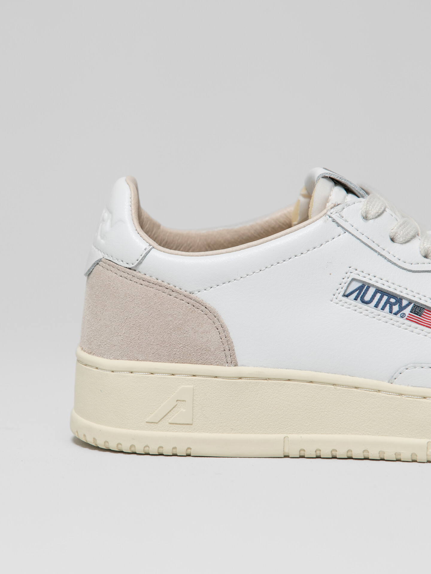 Detailansicht von Sneaker aus Leder von AUTRY