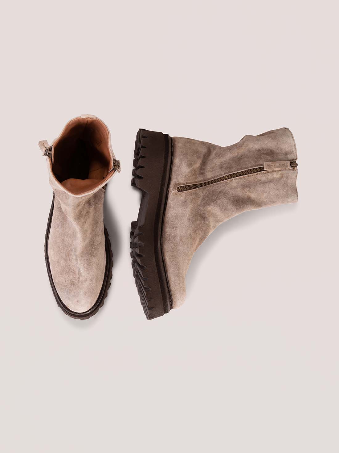 Detailansicht von Boots aus Veloursleder von CORDWAINER