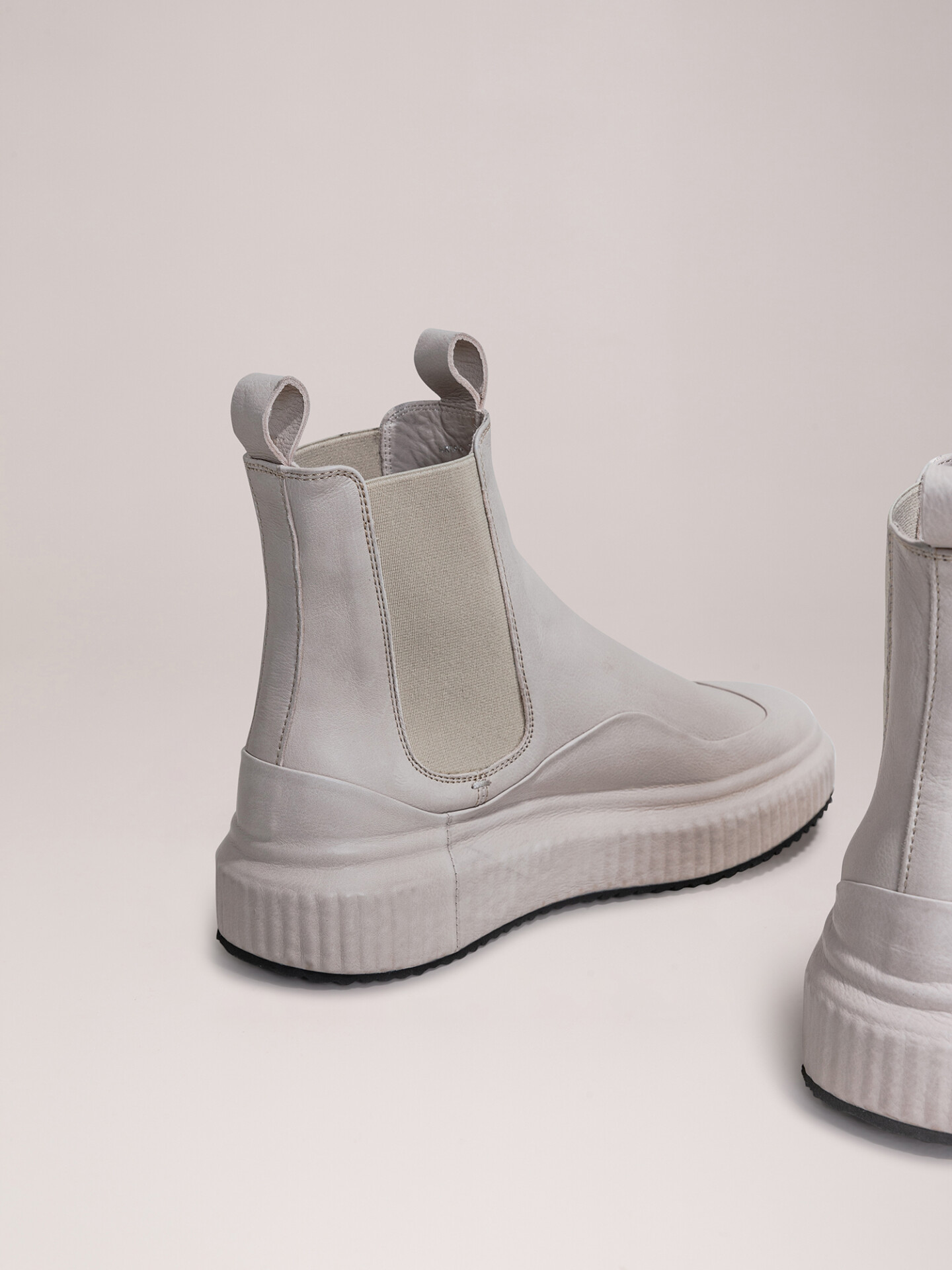 Detailansicht von Chelsea-Boots aus Leder von OFFICINE CREATIVE