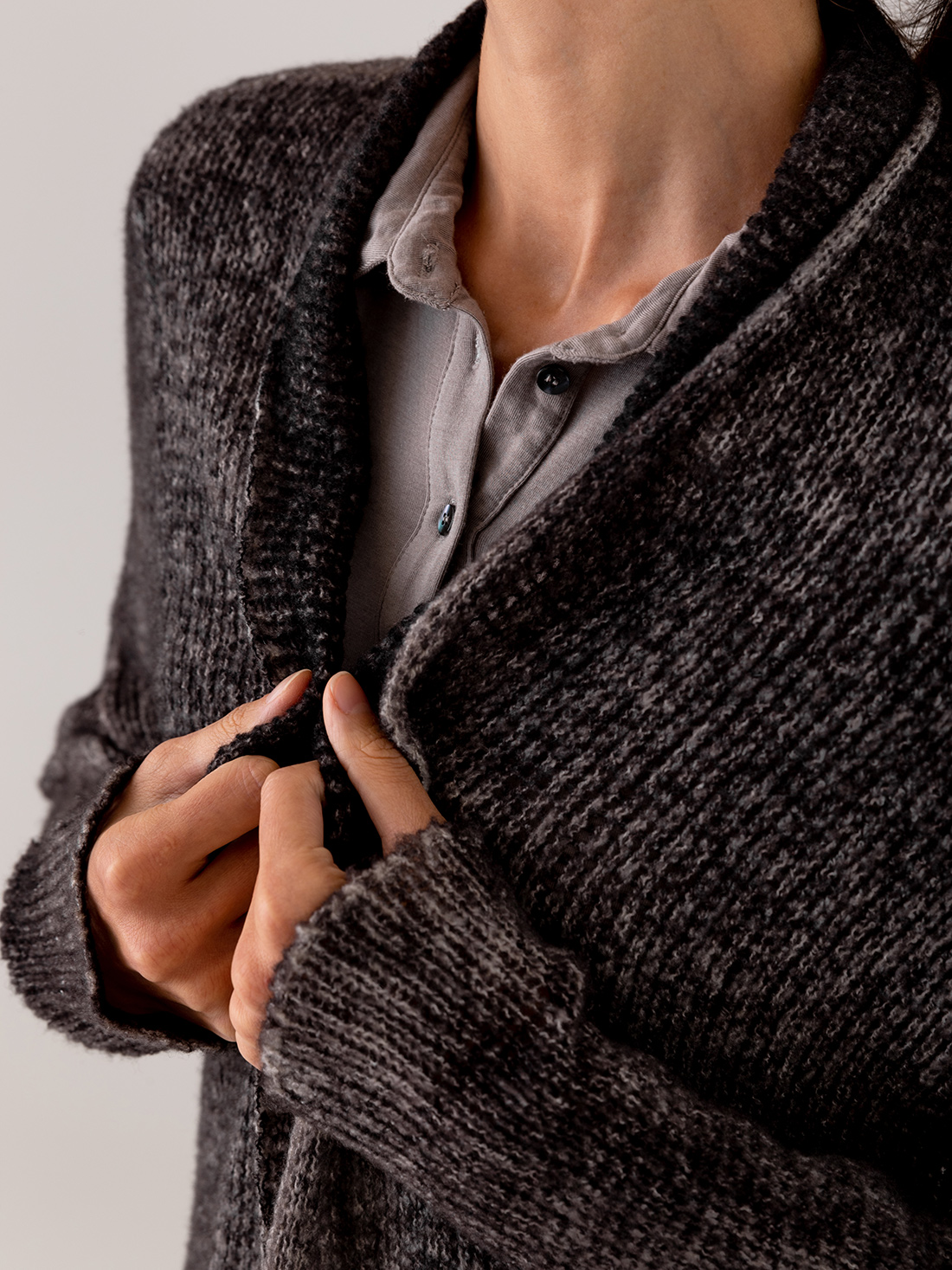 Detailansicht von Cardigan aus Cashmere von AVANT TOI