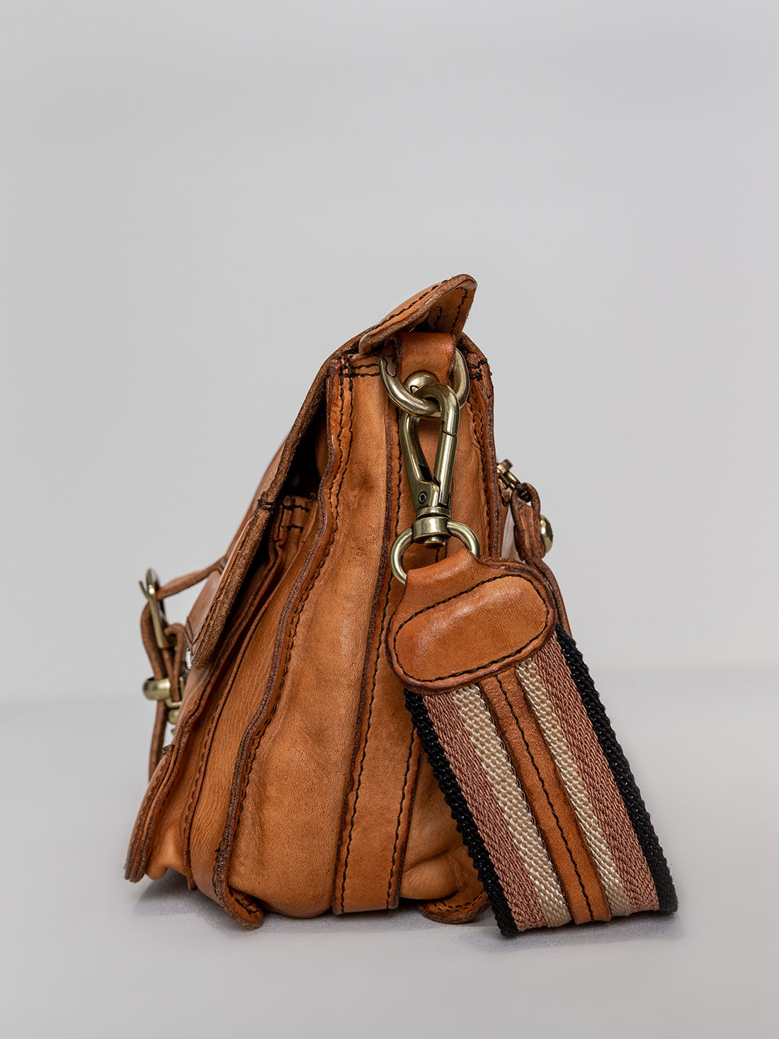 Detailansicht von Schultertasche aus Leder von CAMPOMAGGI