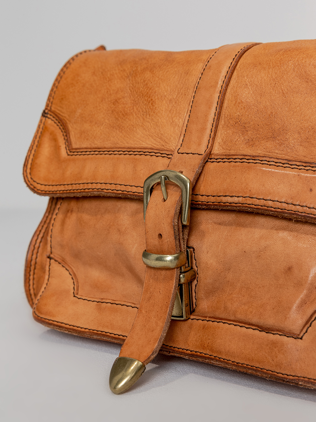 Detailansicht von Schultertasche aus Leder von CAMPOMAGGI