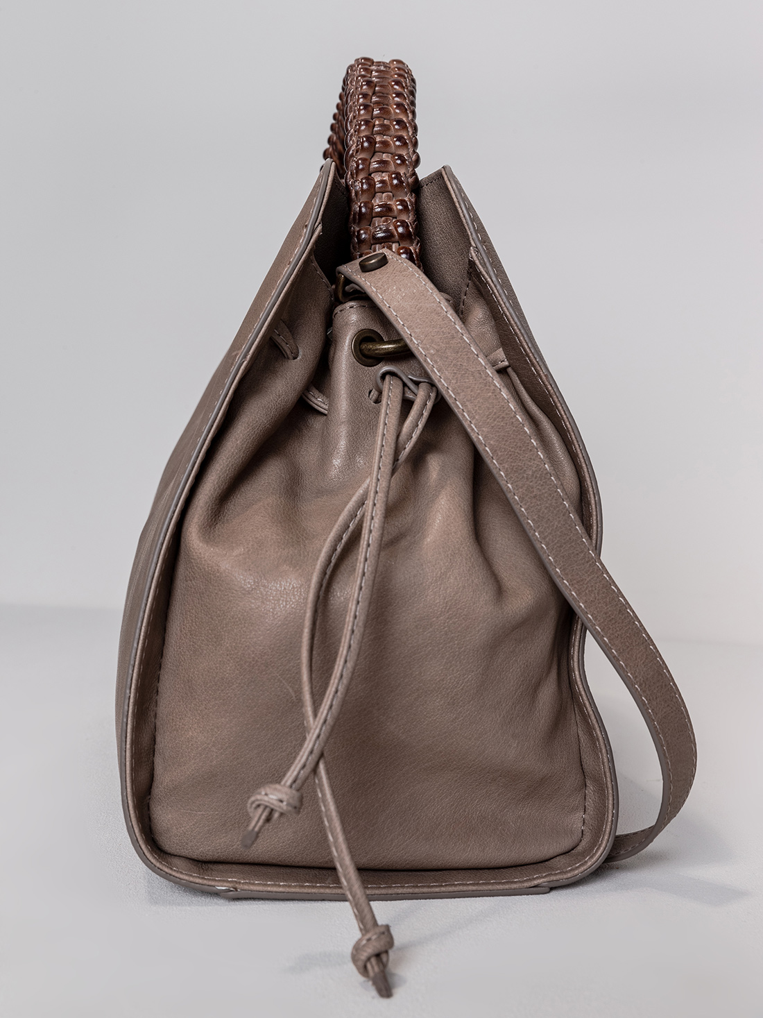 Detailansicht von Handtasche aus Leder von OFFICINE CREATIVE