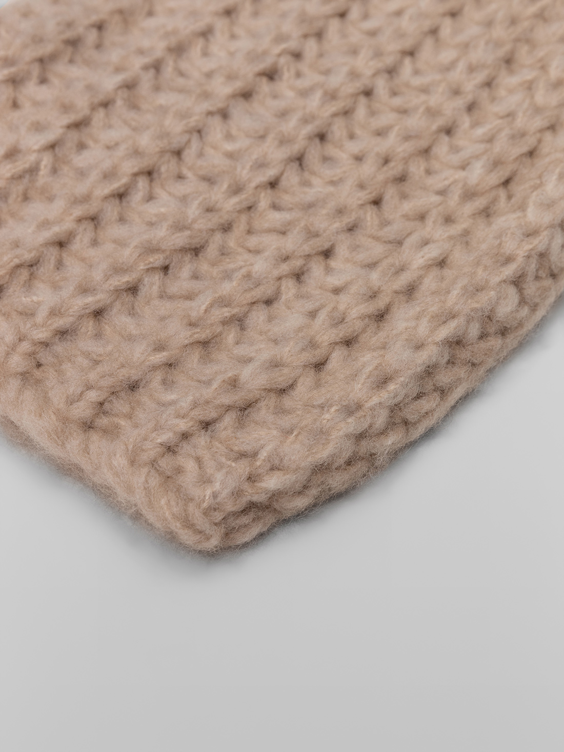 Detailansicht von Mütze aus Cashmere von ELLA SILLA