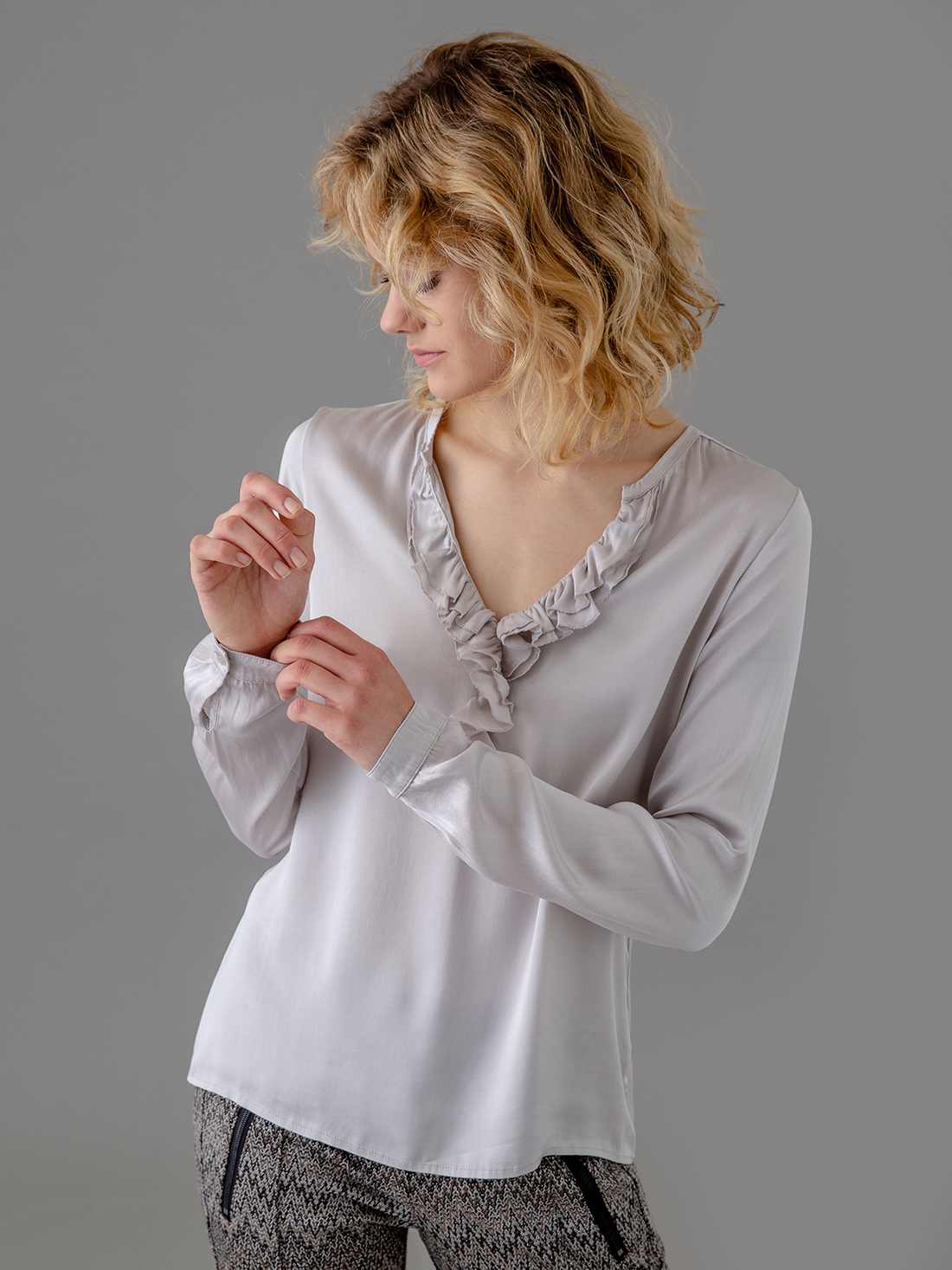 Detailansicht von Seidenbluse mit Rüschung von DANIELS