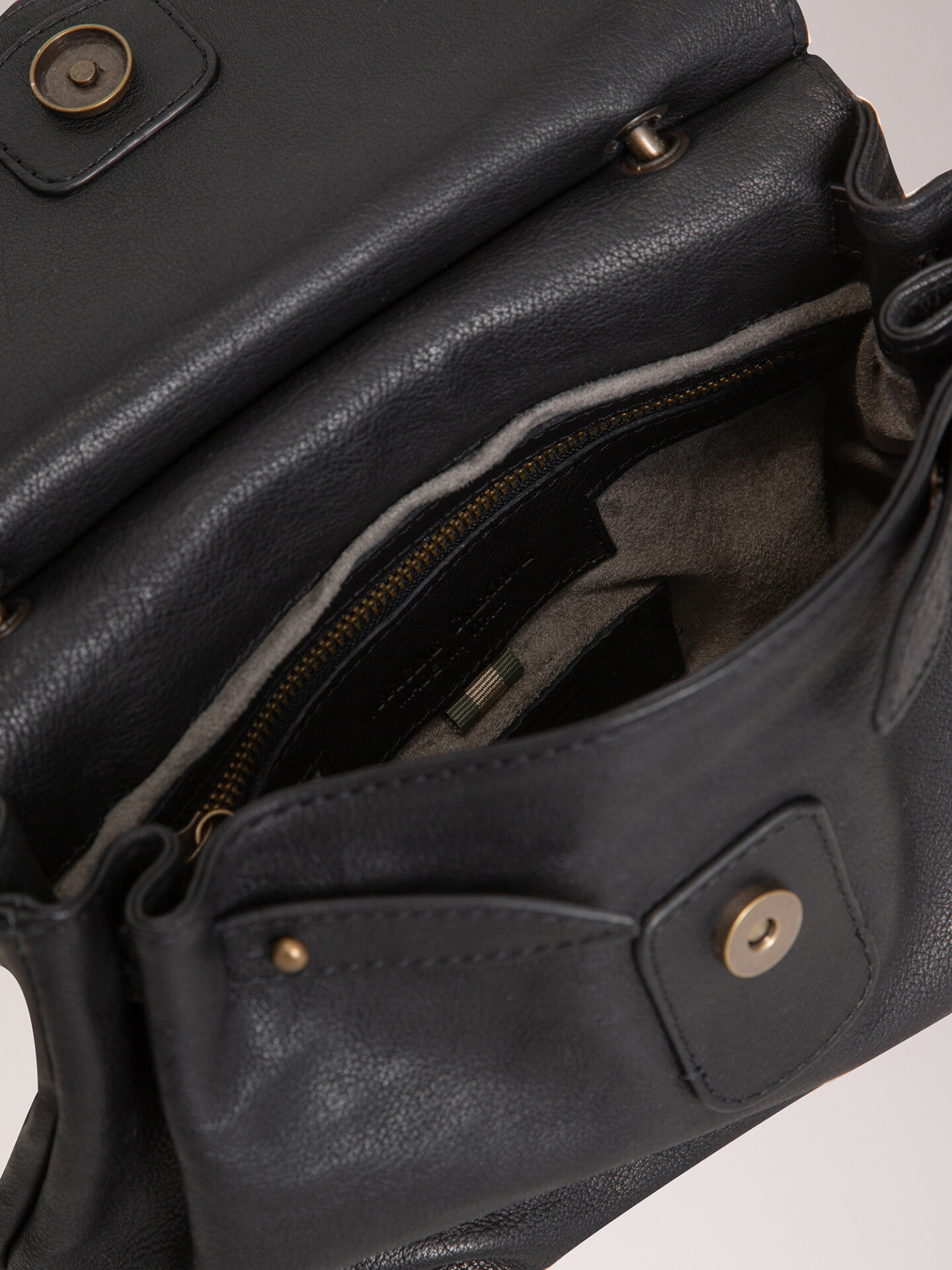 Detailansicht von Handtasche aus Leder von OFFICINE CREATIVE
