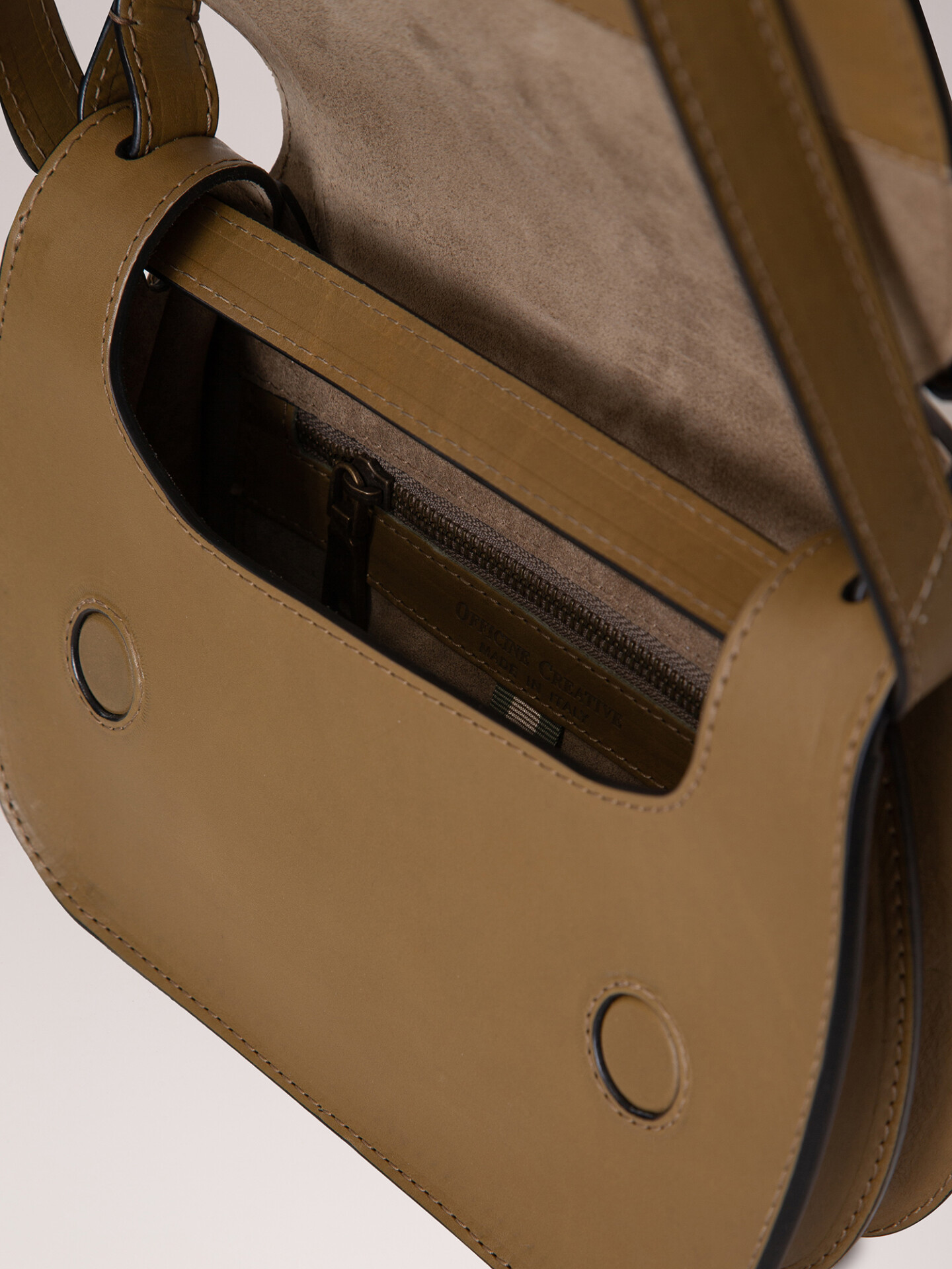 Detailansicht von Satteltasche aus Leder von OFFICINE CREATIVE