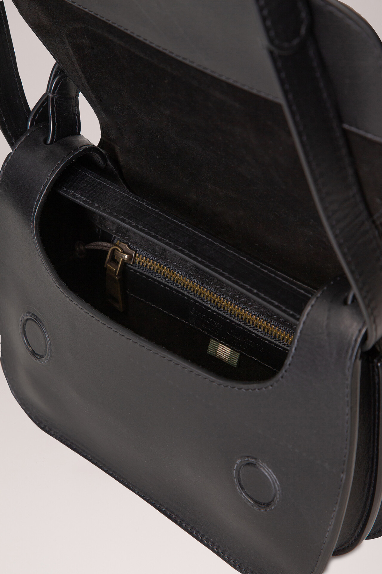 Detailansicht von Satteltasche aus Leder von OFFICINE CREATIVE