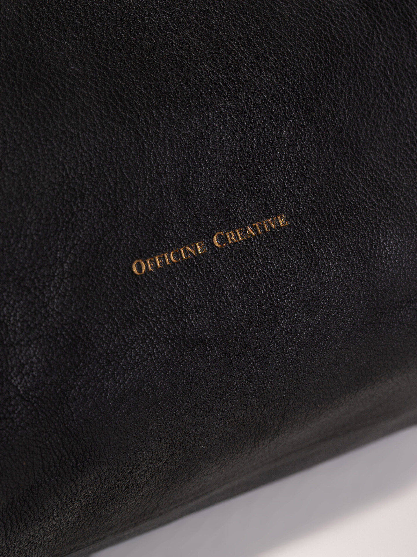 Detailansicht von Schultertasche aus Leder von OFFICINE CREATIVE