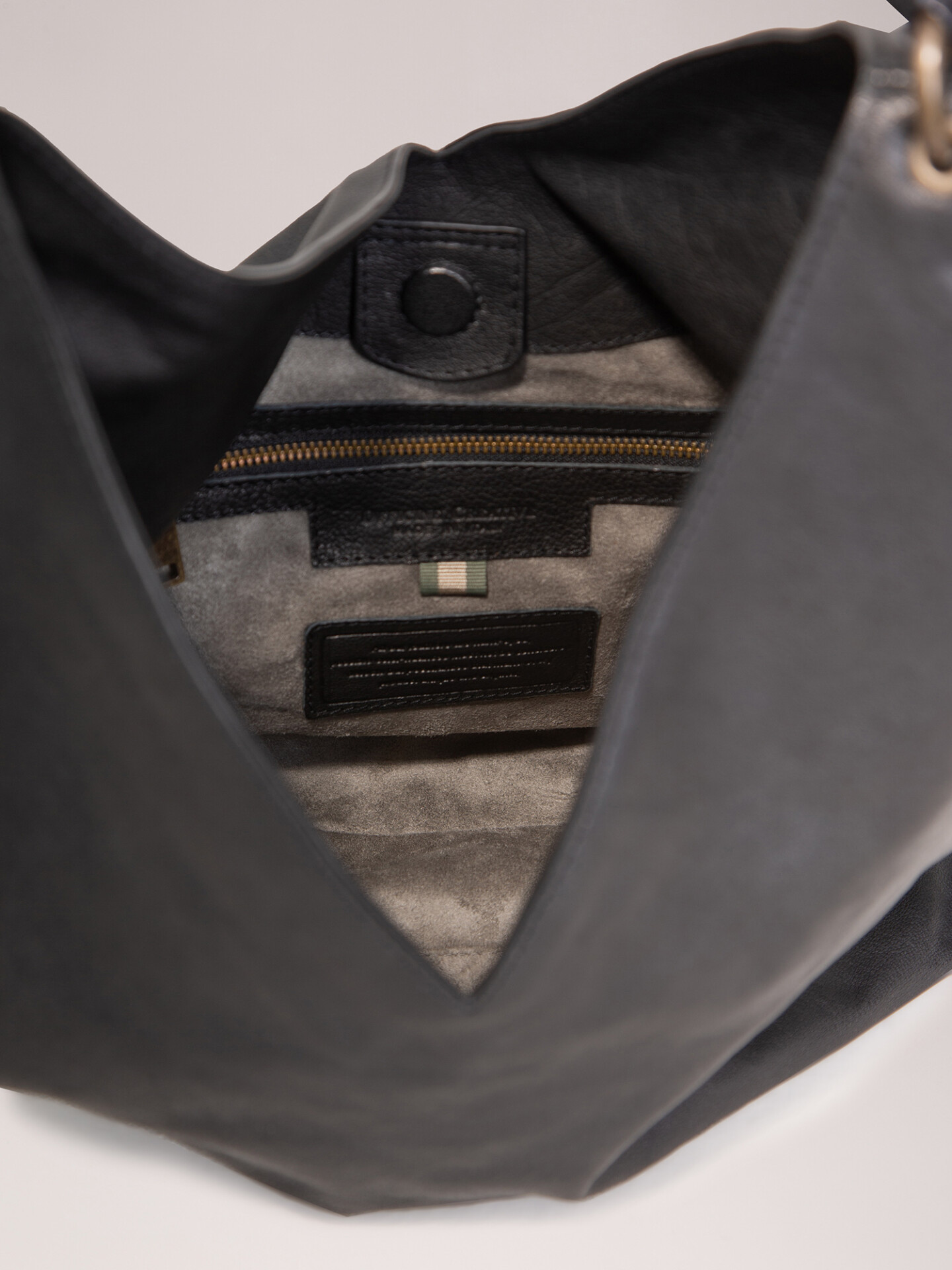 Detailansicht von Schultertasche aus Leder von OFFICINE CREATIVE