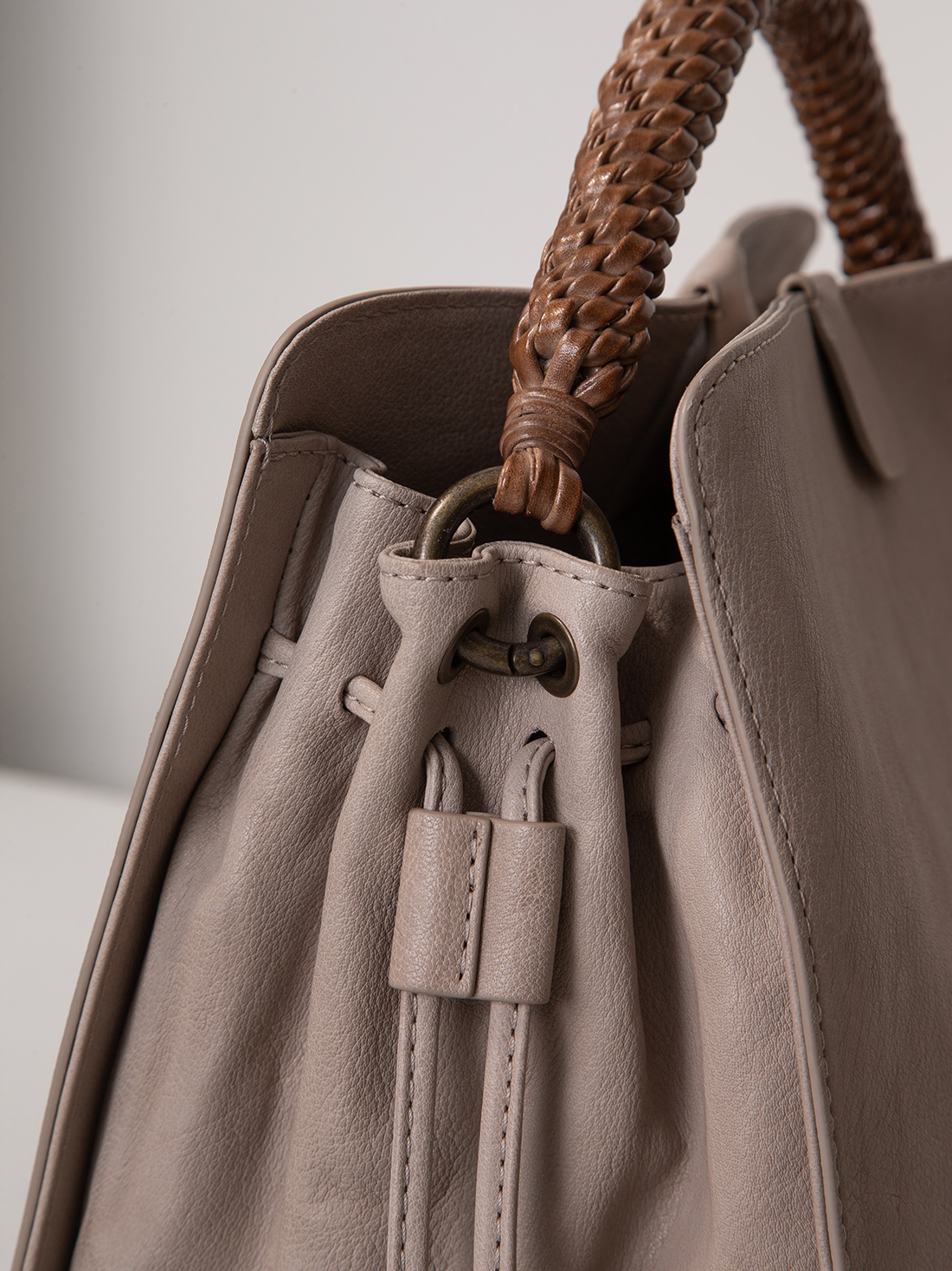 Detailansicht von Handtasche aus Leder von OFFICINE CREATIVE