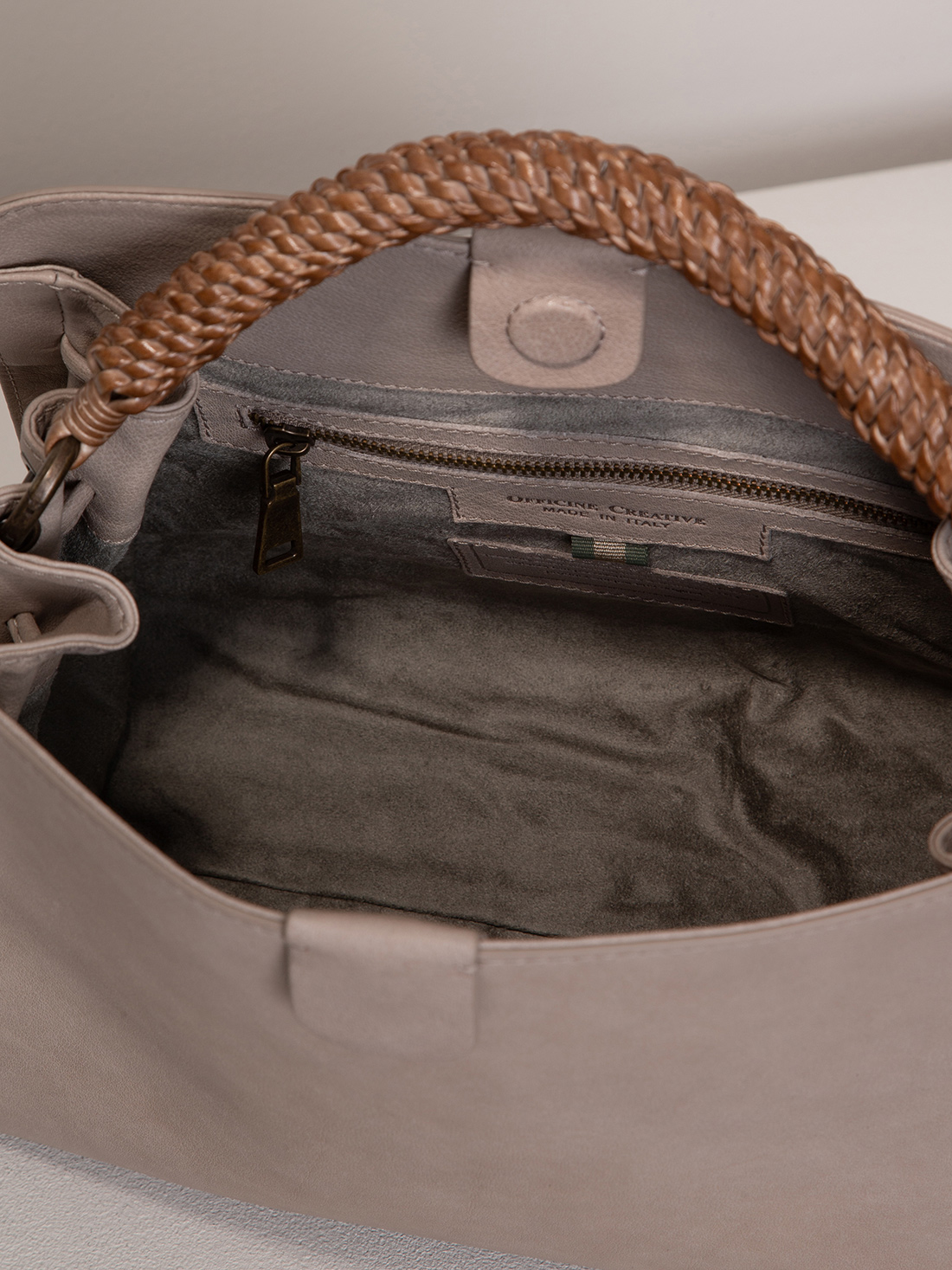 Detailansicht von Handtasche aus Leder von OFFICINE CREATIVE