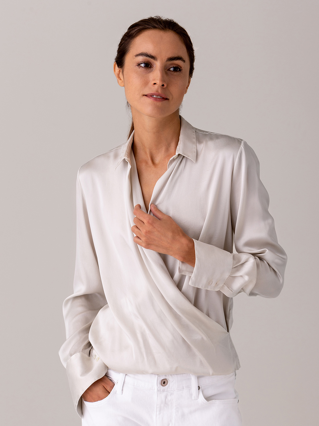 Detailansicht von Seidenbluse von HER SHIRT