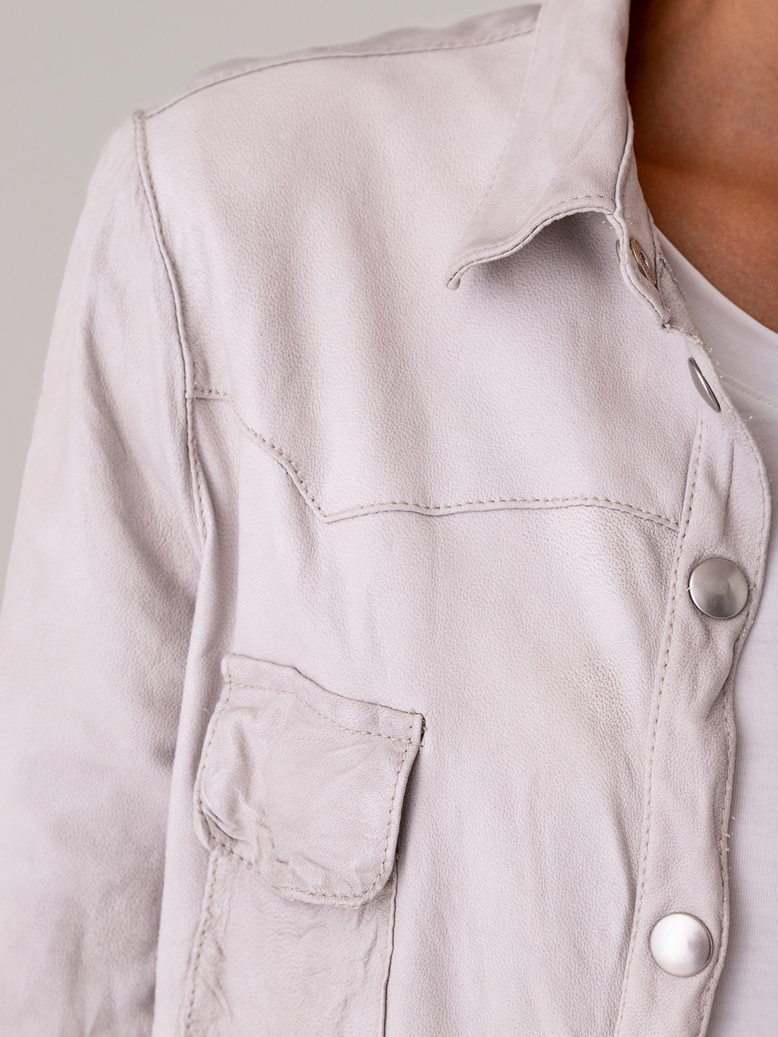 Detailansicht von Nappa-Hemdjacke von GIORGIO BRATO