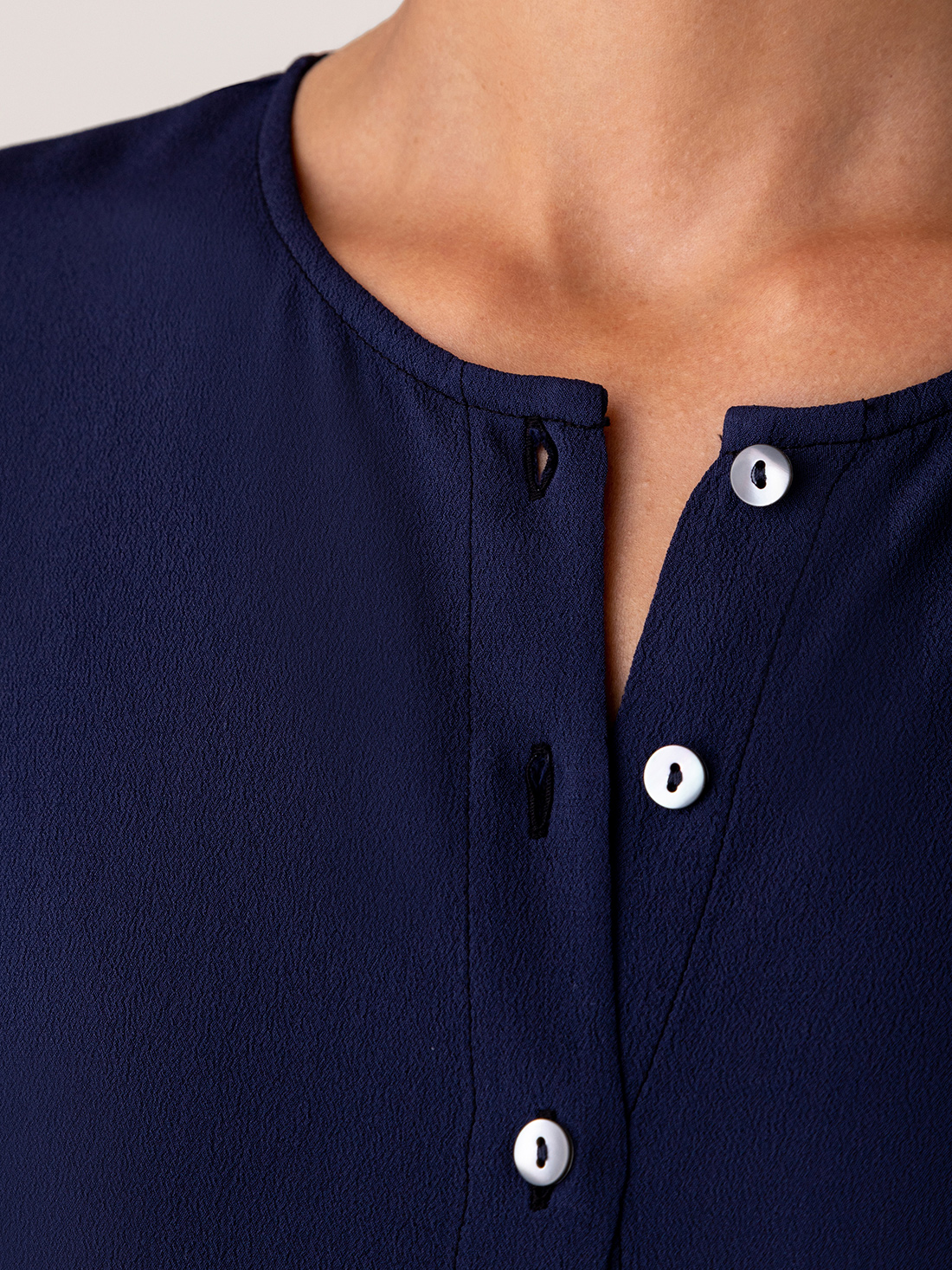 Detailansicht von Midi-Blusenkleid von HER SHIRT