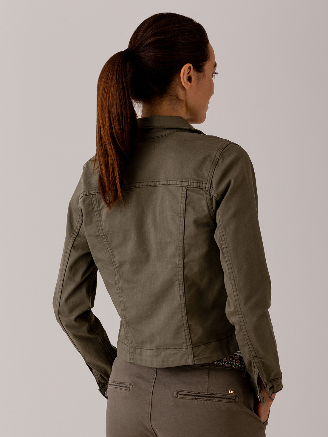 Detailansicht von Jeansjacke von LE TEMPS DES CERISES