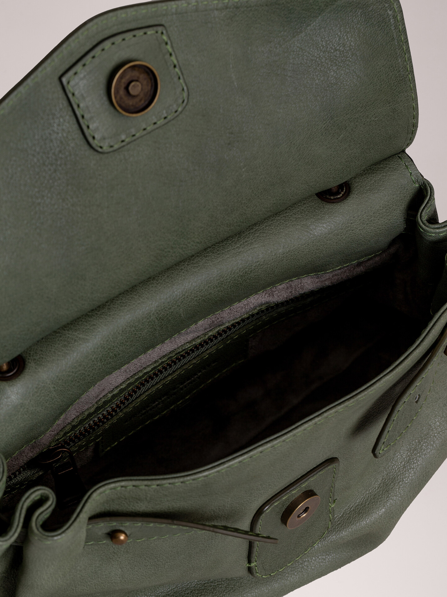 Detailansicht von Handtasche aus Leder von OFFICINE CREATIVE