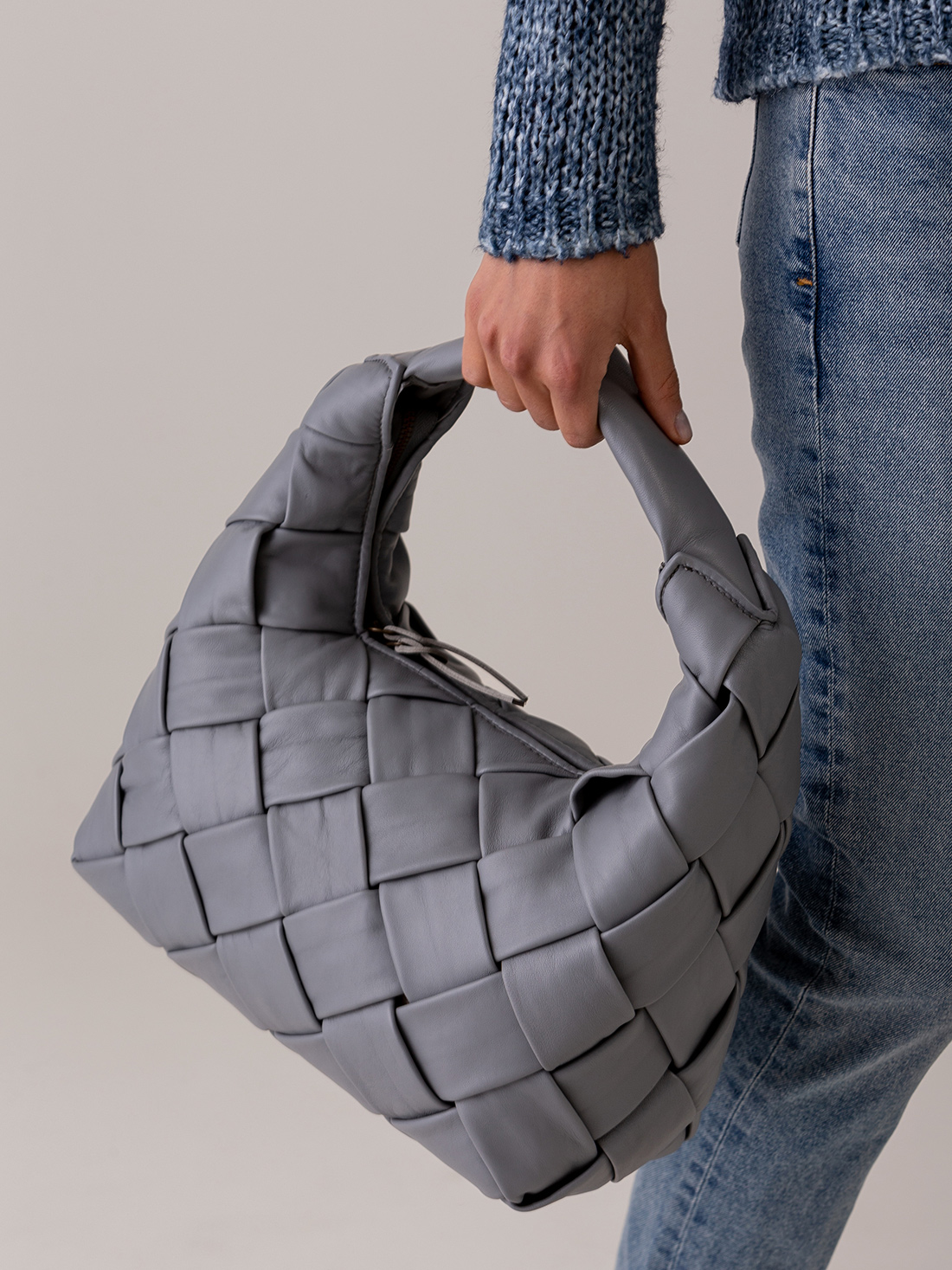 Detailansicht von Geflochtene Lederhandtasche von OFFICINE CREATIVE