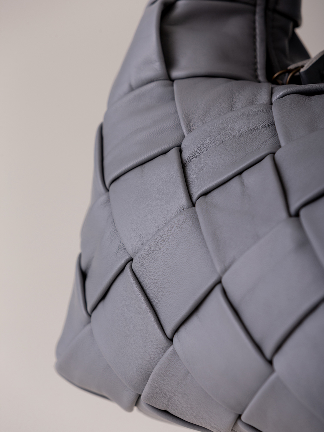 Detailansicht von Geflochtene Lederhandtasche von OFFICINE CREATIVE