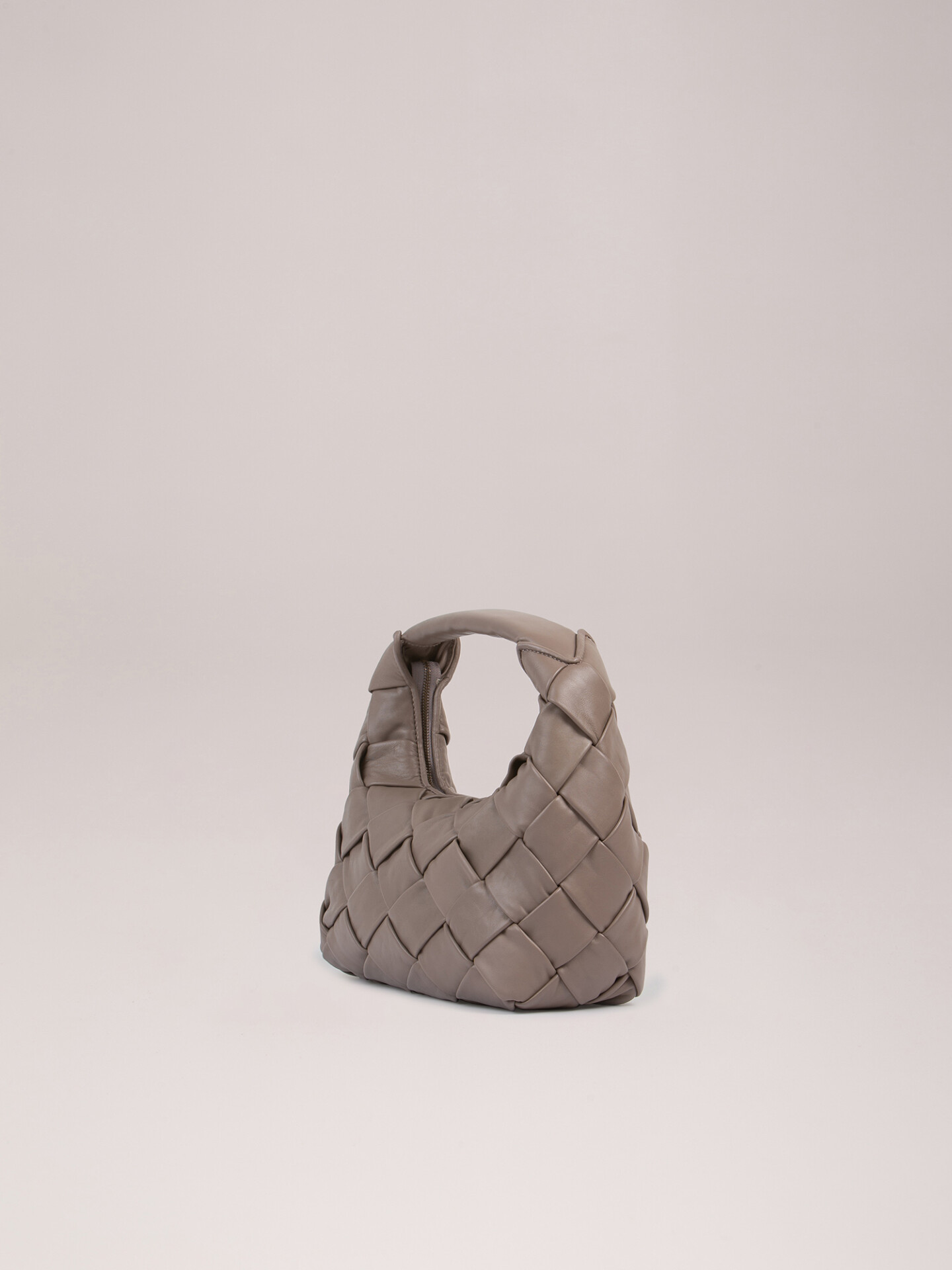 Detailansicht von Geflochtene Lederhandtasche von OFFICINE CREATIVE