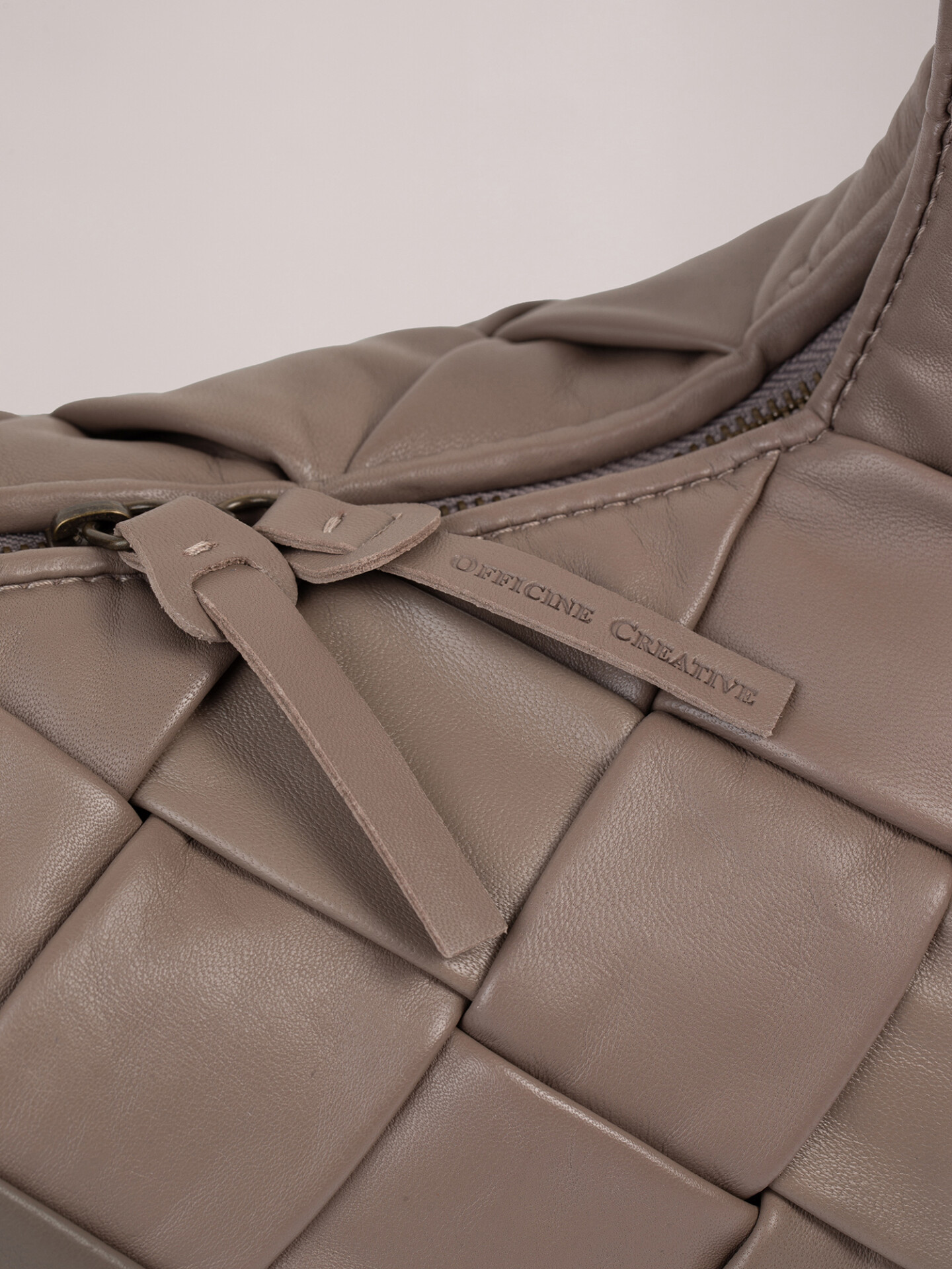 Detailansicht von Geflochtene Lederhandtasche von OFFICINE CREATIVE