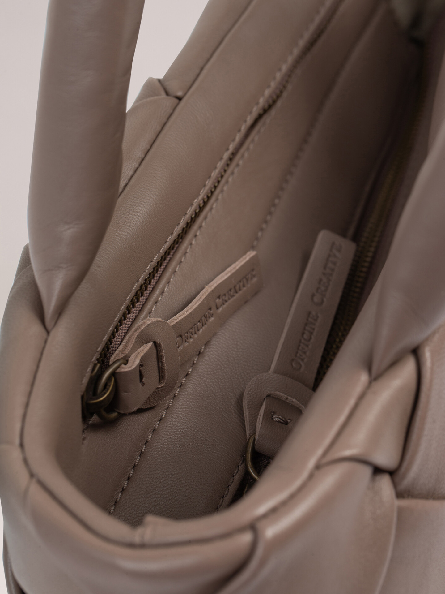 Detailansicht von Geflochtene Lederhandtasche von OFFICINE CREATIVE