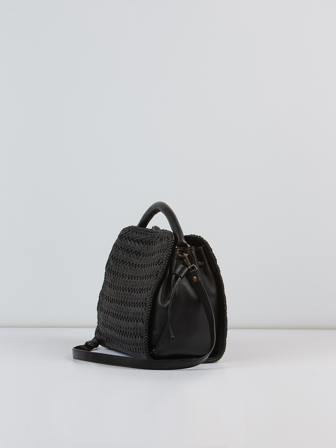 Detailansicht von Lederhandtasche mit Flechtmuster von OFFICINE CREATIVE
