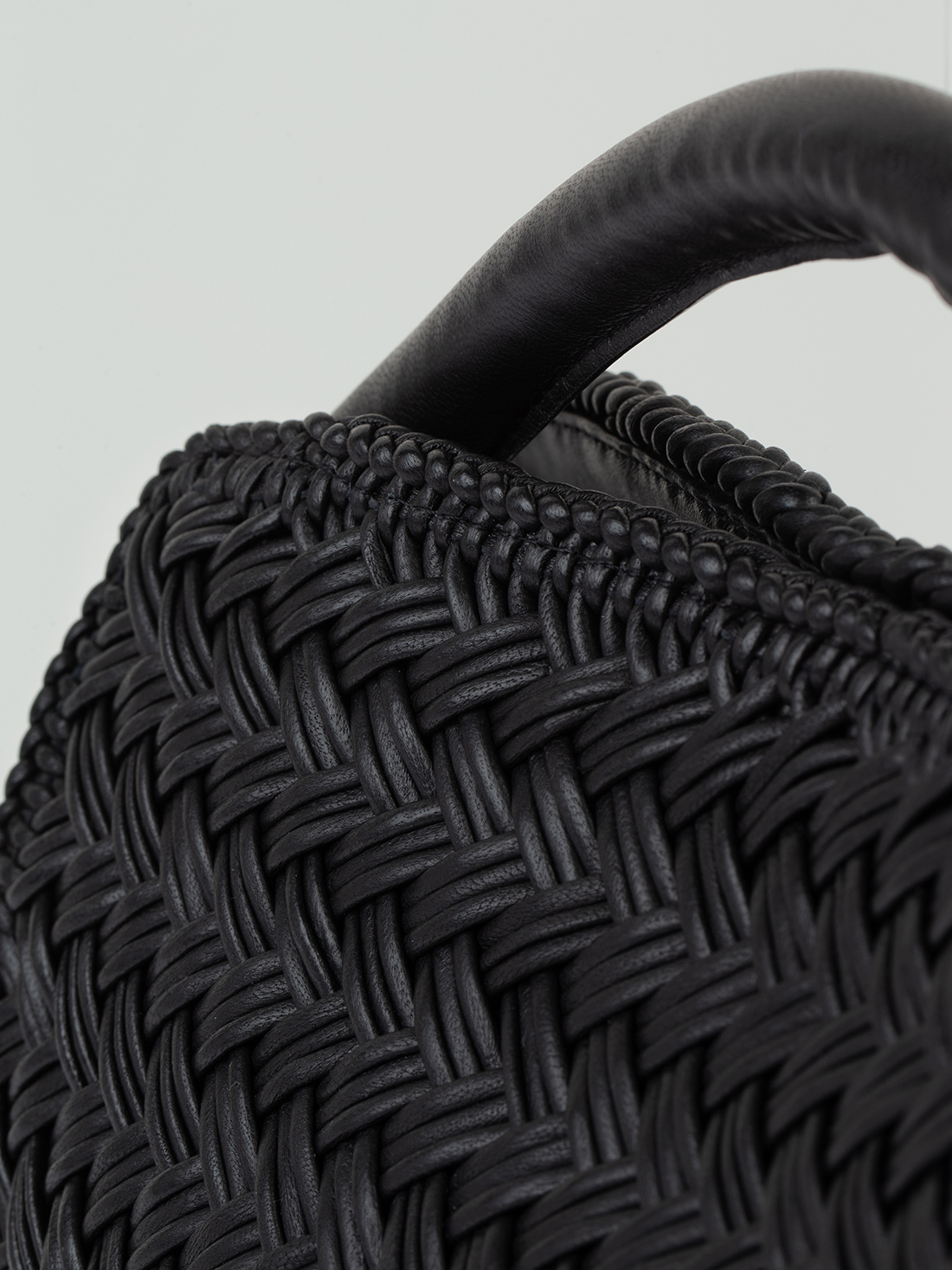 Detailansicht von Lederhandtasche mit Flechtmuster von OFFICINE CREATIVE
