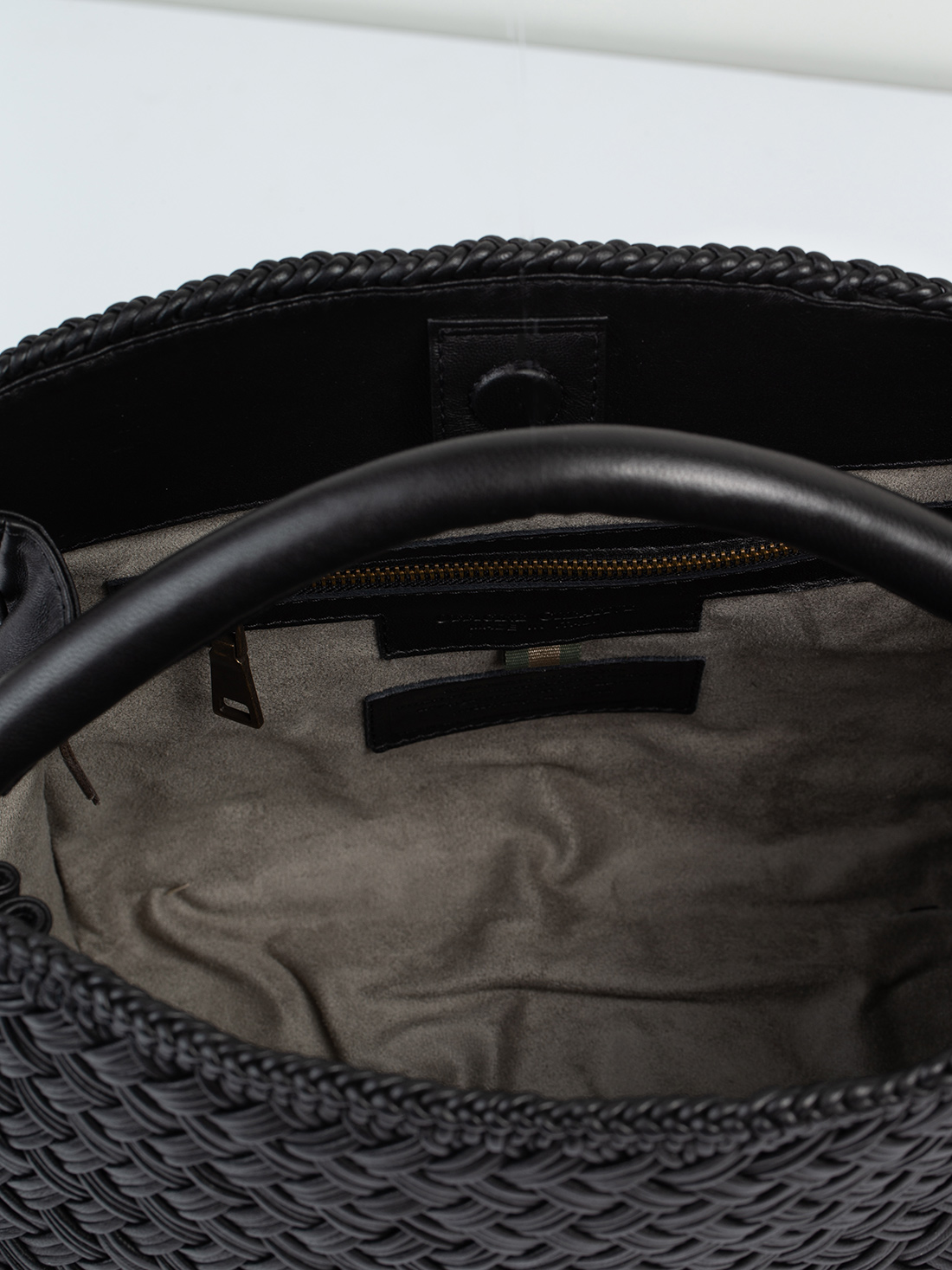 Detailansicht von Lederhandtasche mit Flechtmuster von OFFICINE CREATIVE