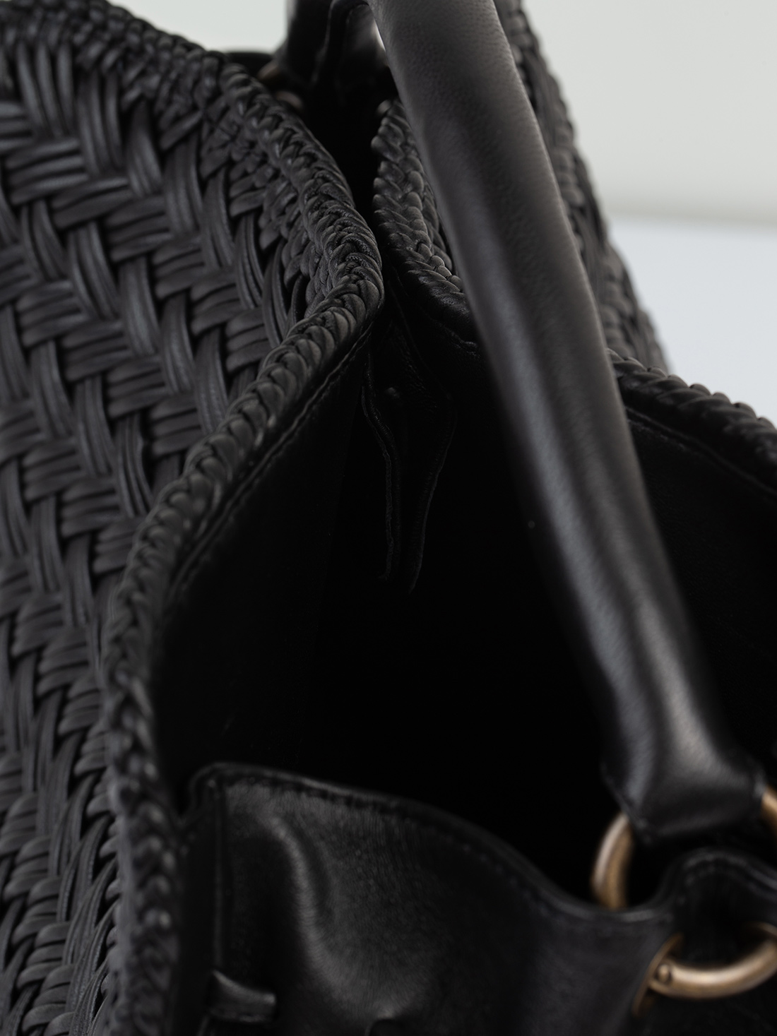 Detailansicht von Lederhandtasche mit Flechtmuster von OFFICINE CREATIVE