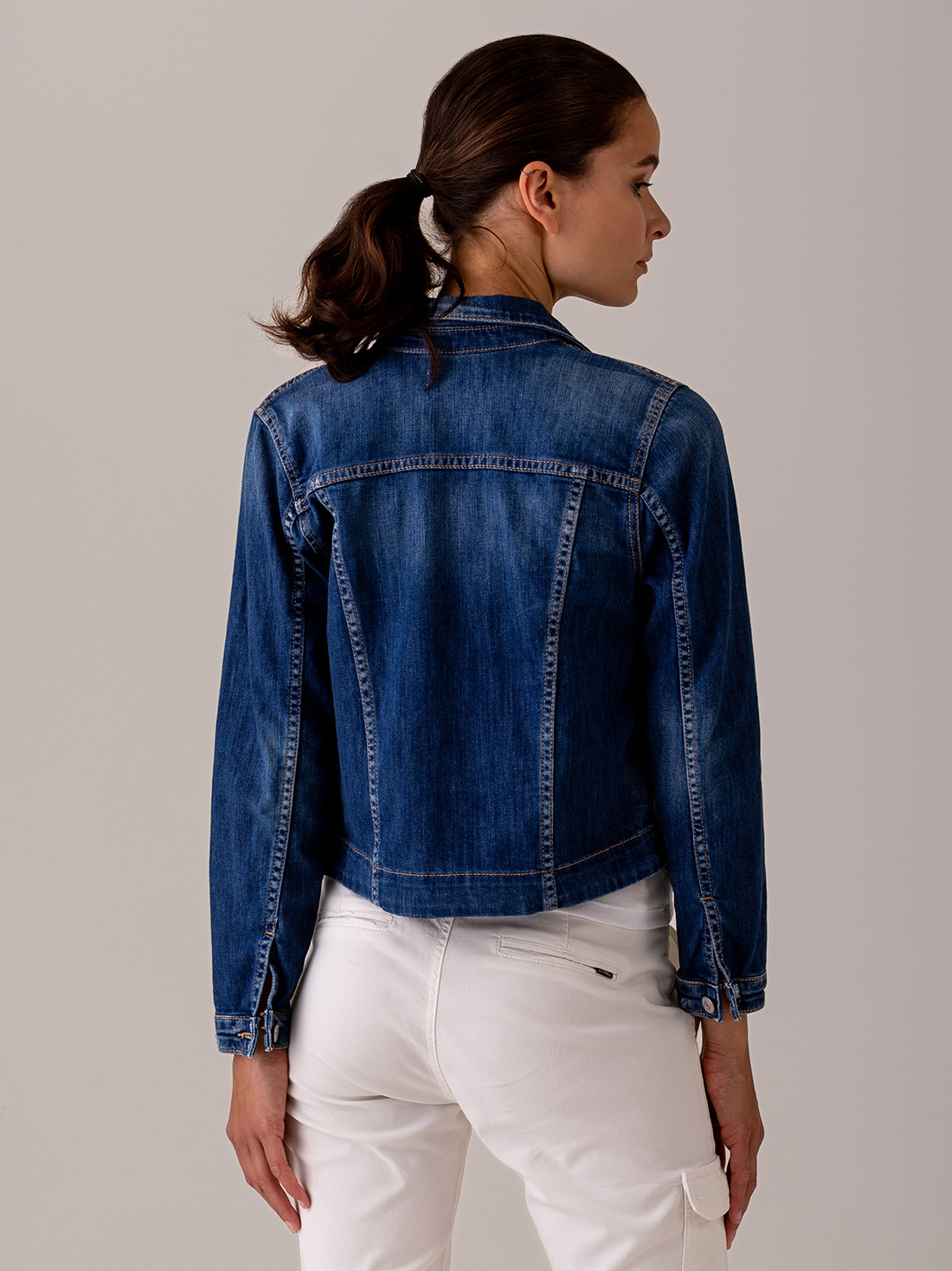 Detailansicht von Jeansjacke von LE TEMPS DES CERISES