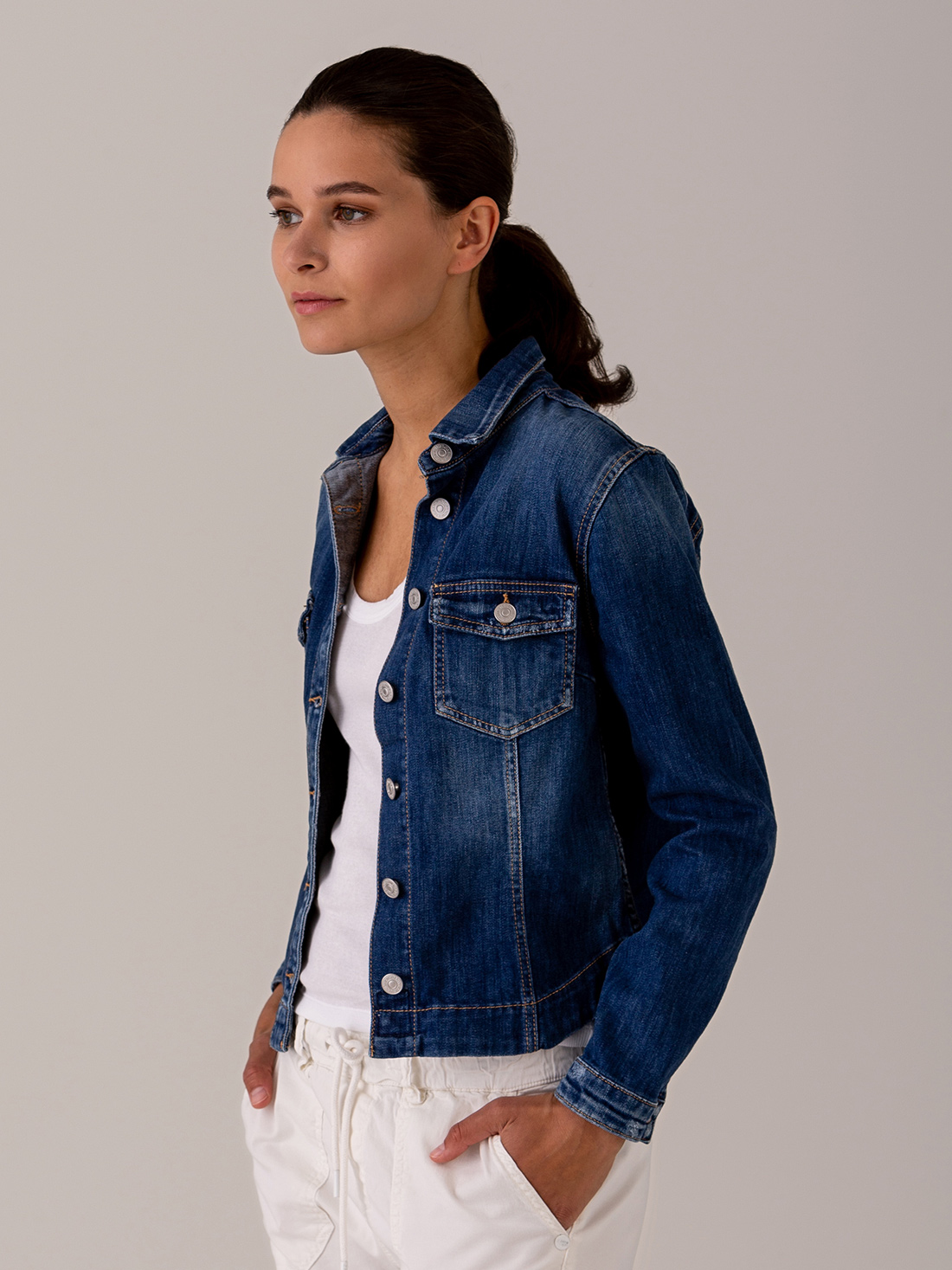 Detailansicht von Jeansjacke von LE TEMPS DES CERISES