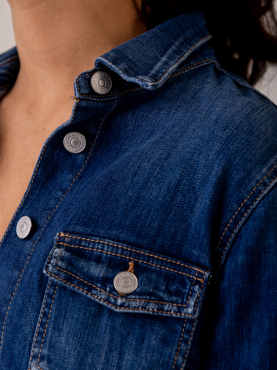 Detailansicht von Jeansjacke von LE TEMPS DES CERISES