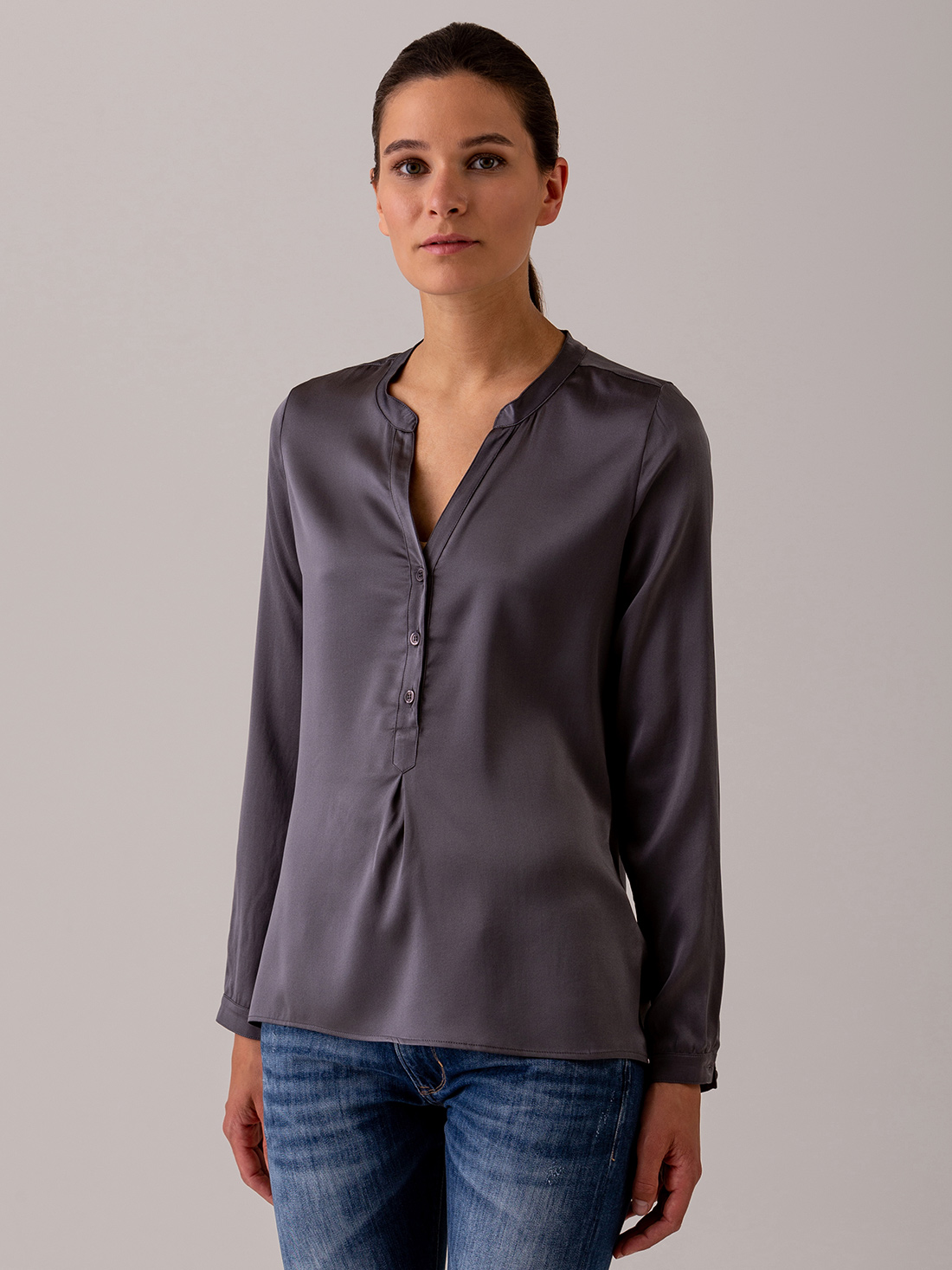 Detailansicht von Seidenbluse von DANIELS