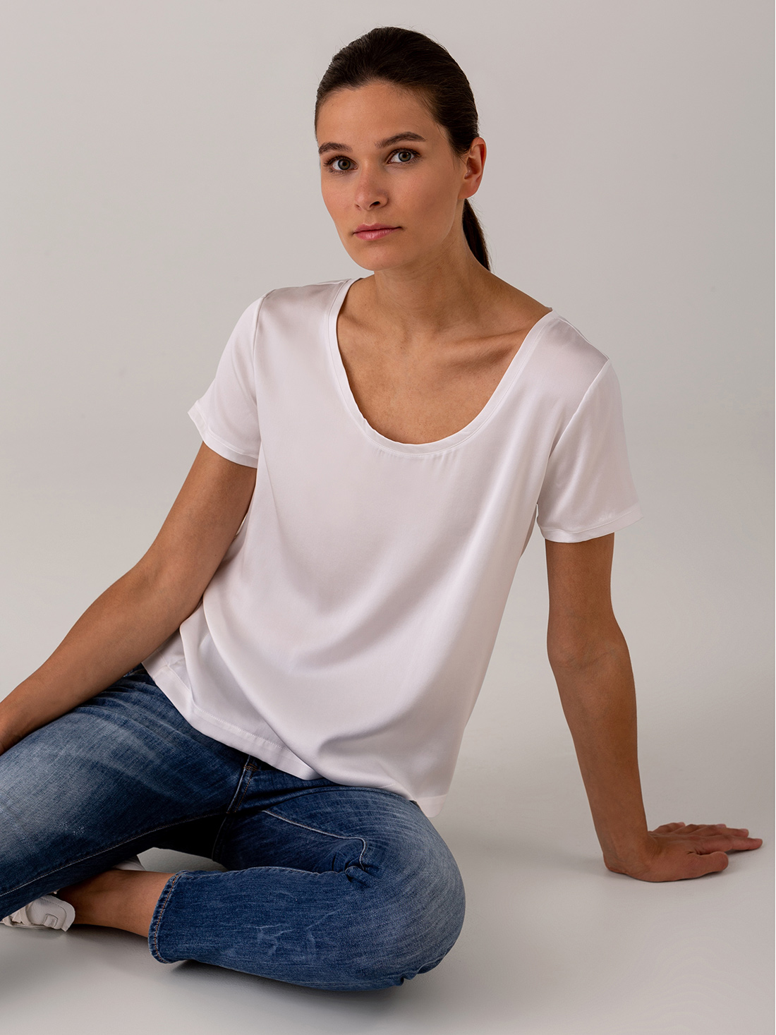 Detailansicht von Kurzarm-Seidenbluse von DANIELS