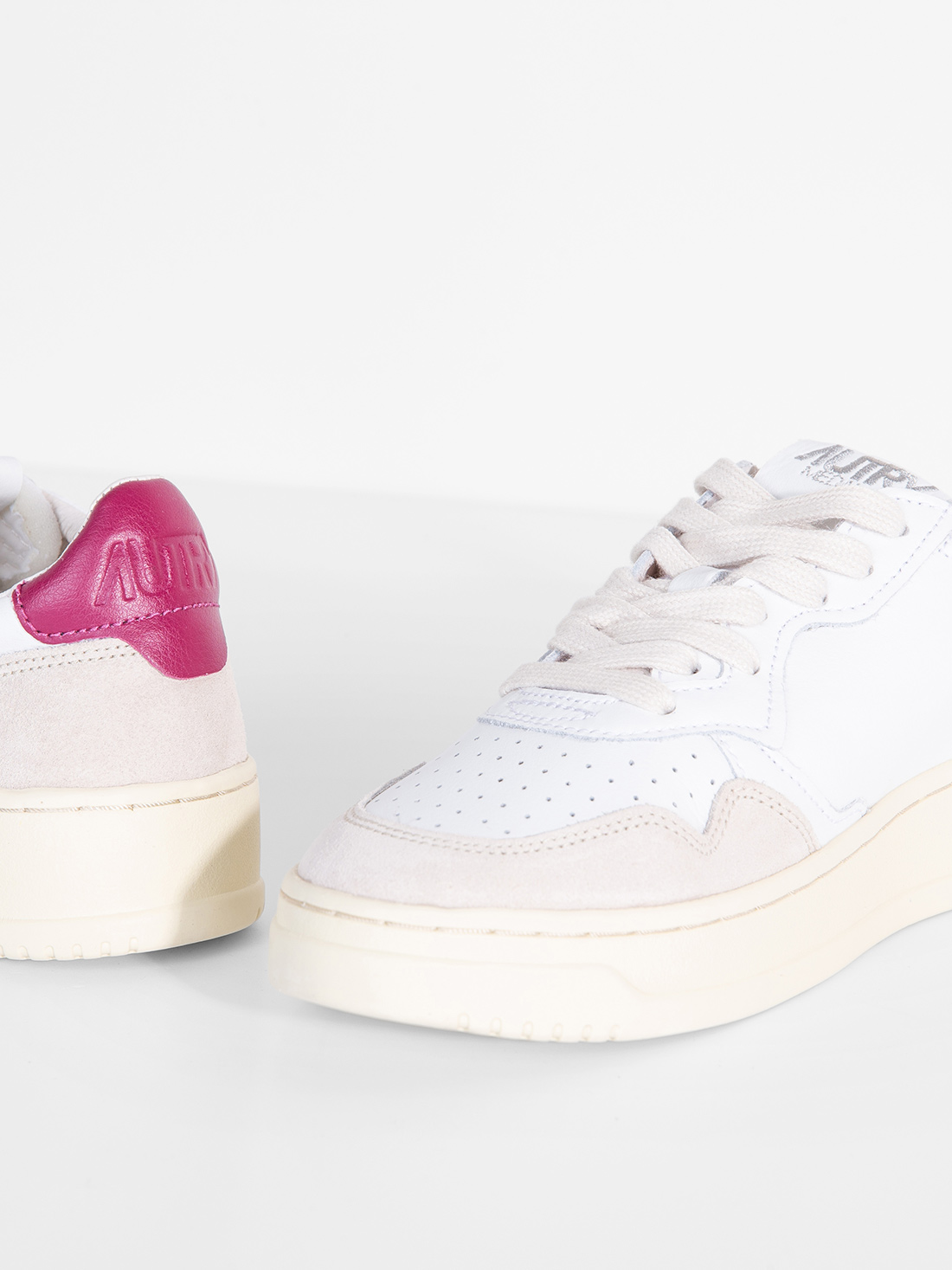 Detailansicht von Sneaker aus Leder von AUTRY