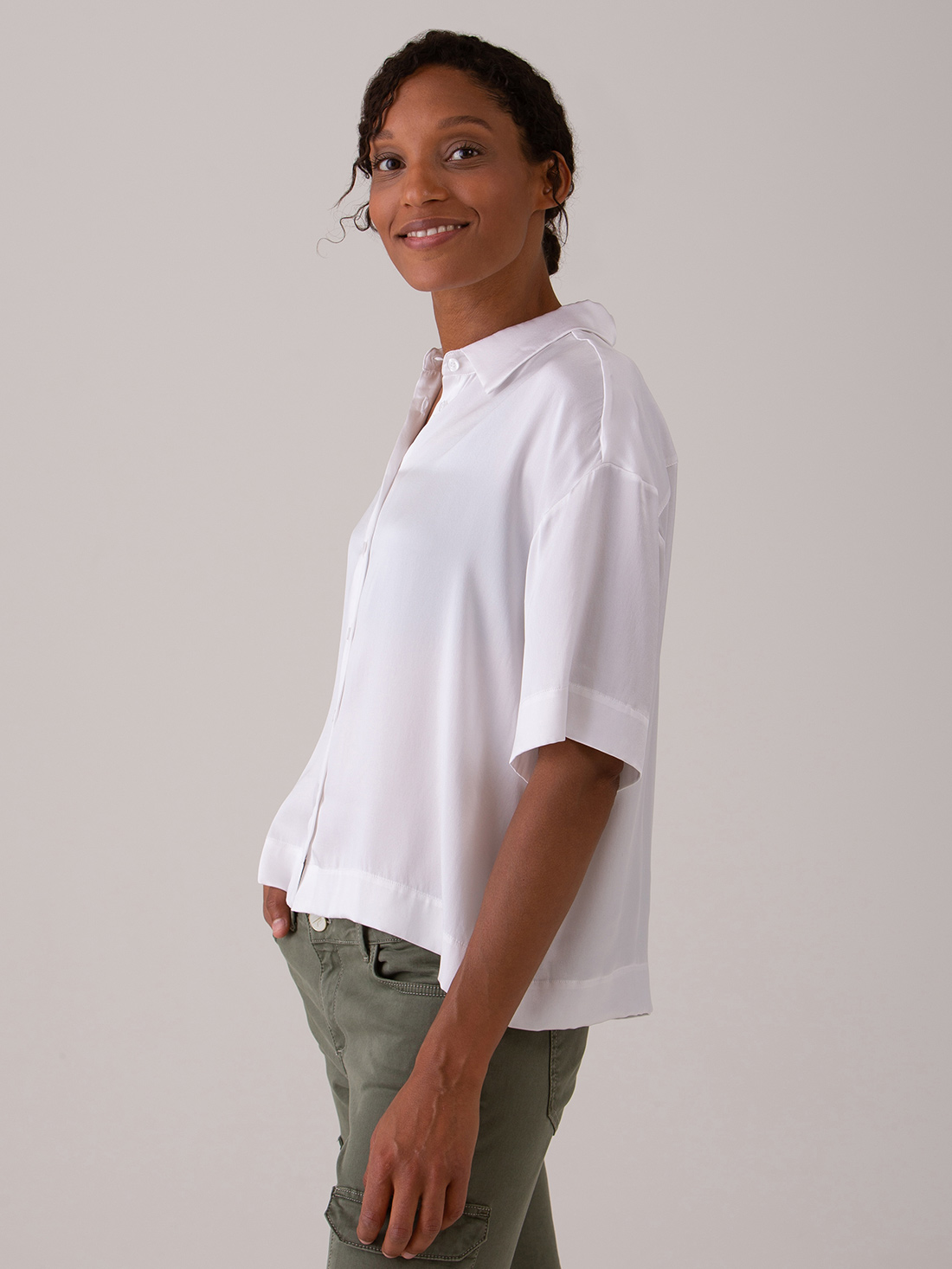 Detailansicht von Kurzarm-Seidenbluse von DANIELS