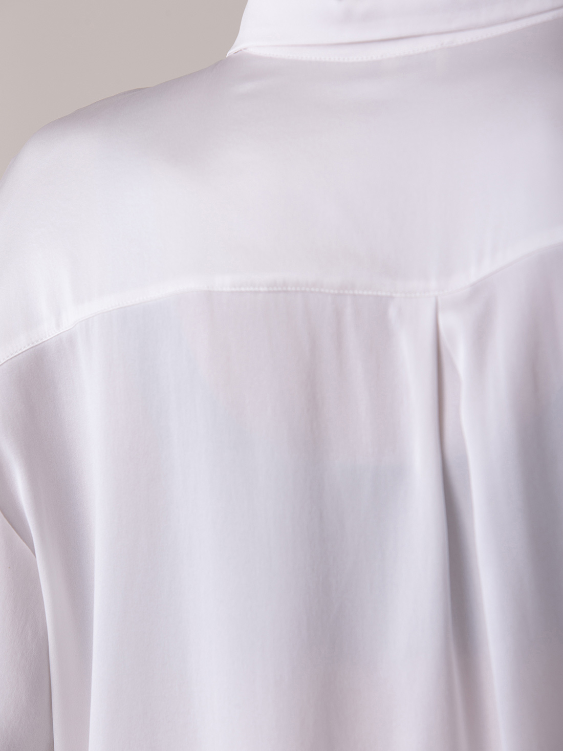 Detailansicht von Kurzarm-Seidenbluse von DANIELS