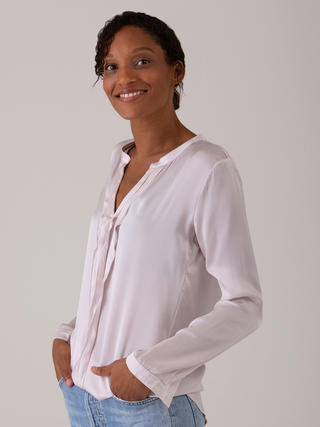 Detailansicht von Seidenbluse mit Rüschung von DANIELS