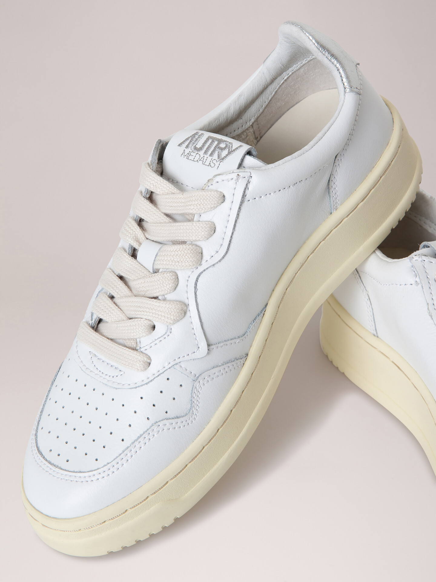 Detailansicht von Sneaker aus Leder von AUTRY