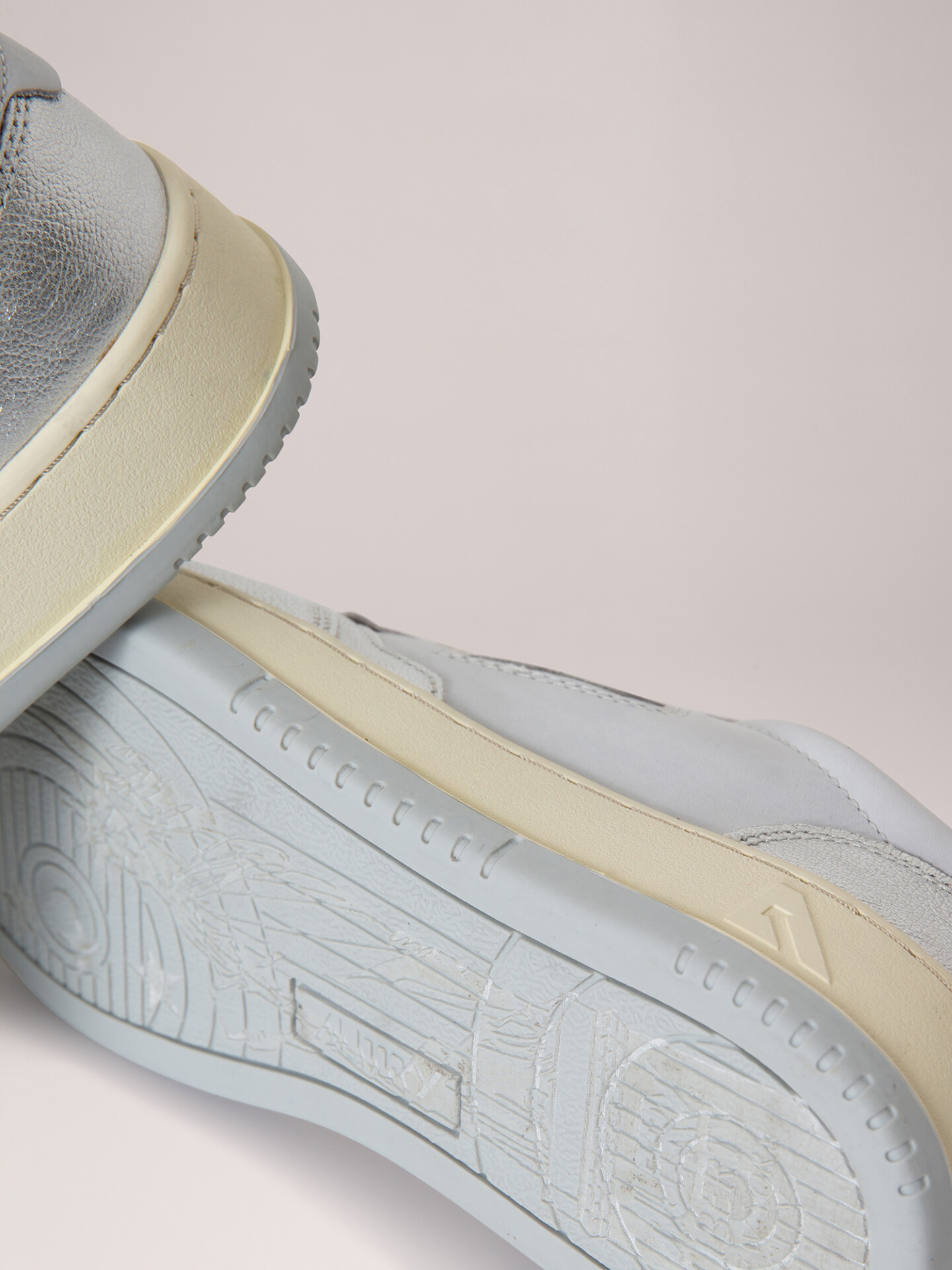 Detailansicht von Sneaker aus Leder von AUTRY