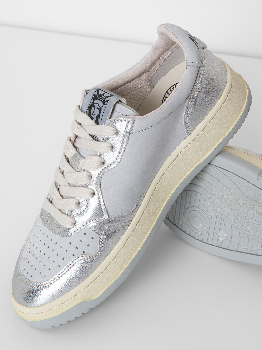 Detailansicht von Sneaker aus Leder von AUTRY