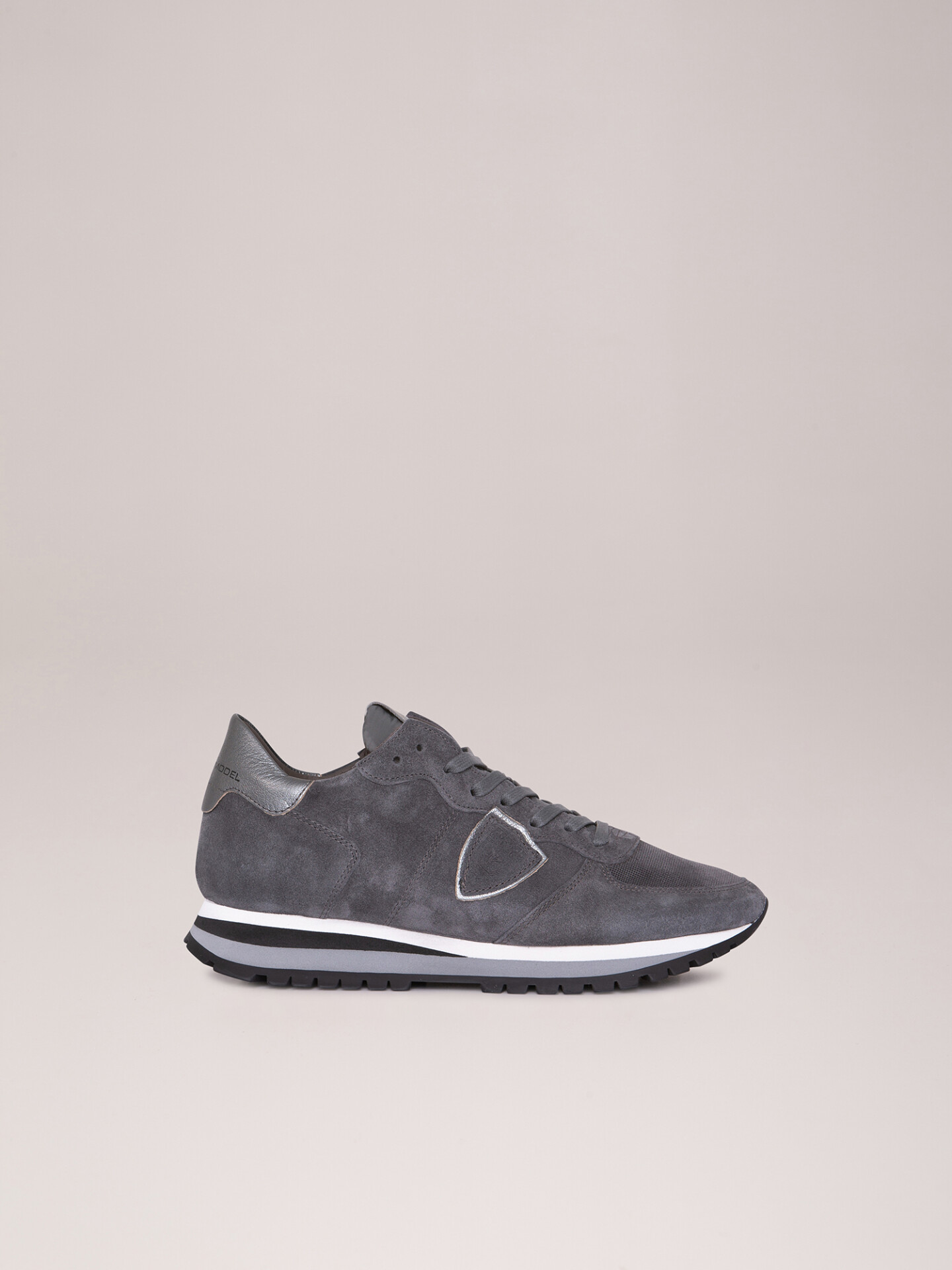 Detailansicht von Sneaker aus Veloursleder von PHILIPPE MODEL