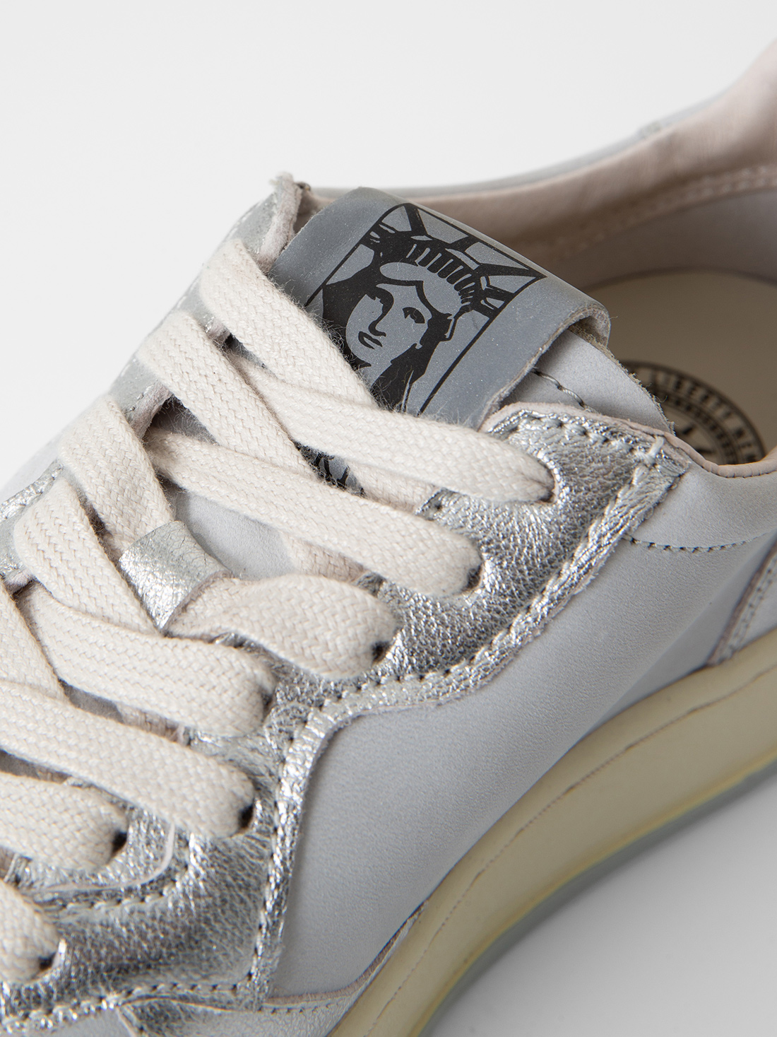 Detailansicht von Sneaker aus Leder von AUTRY