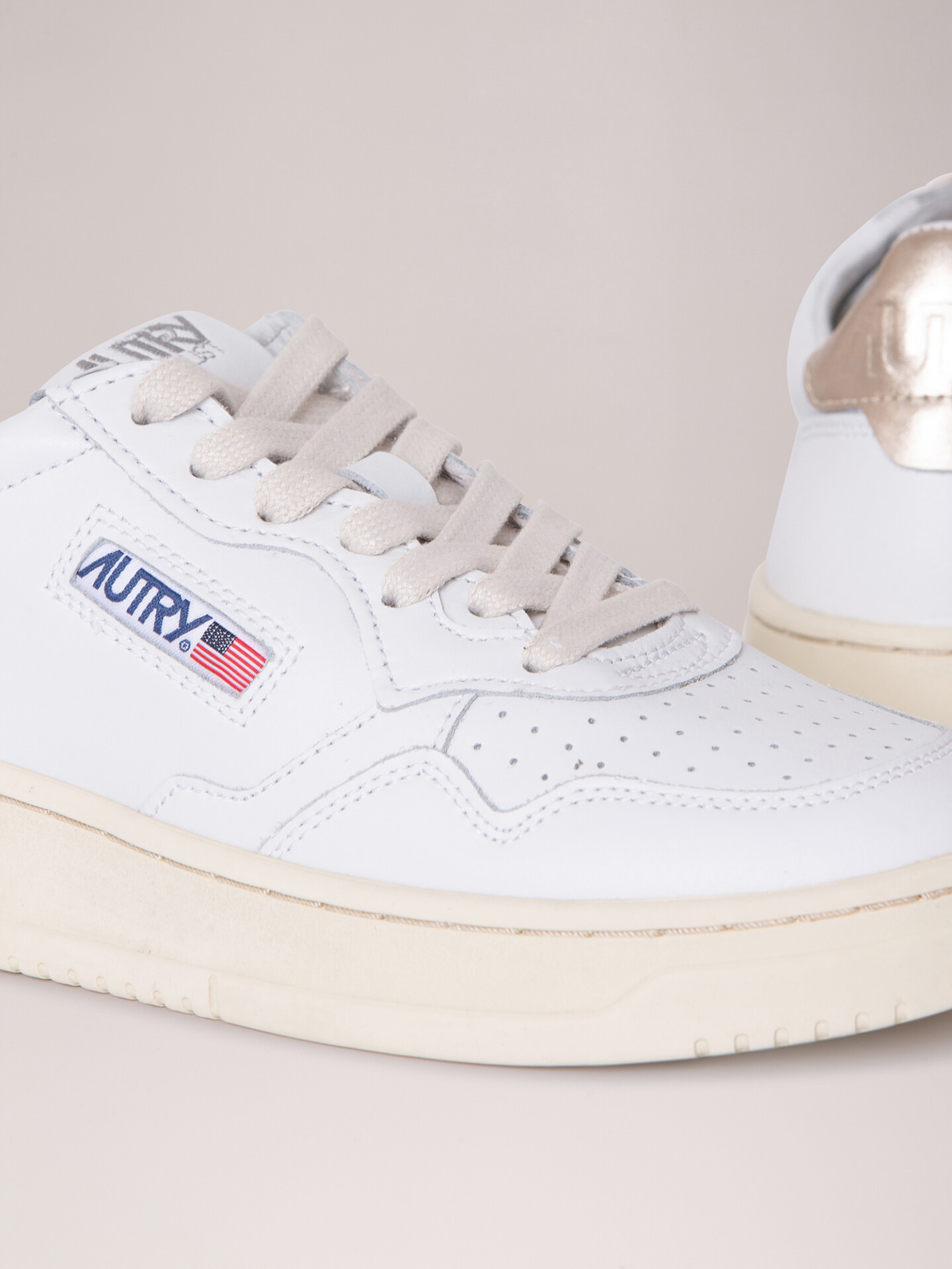 Detailansicht von Sneaker aus Leder von AUTRY